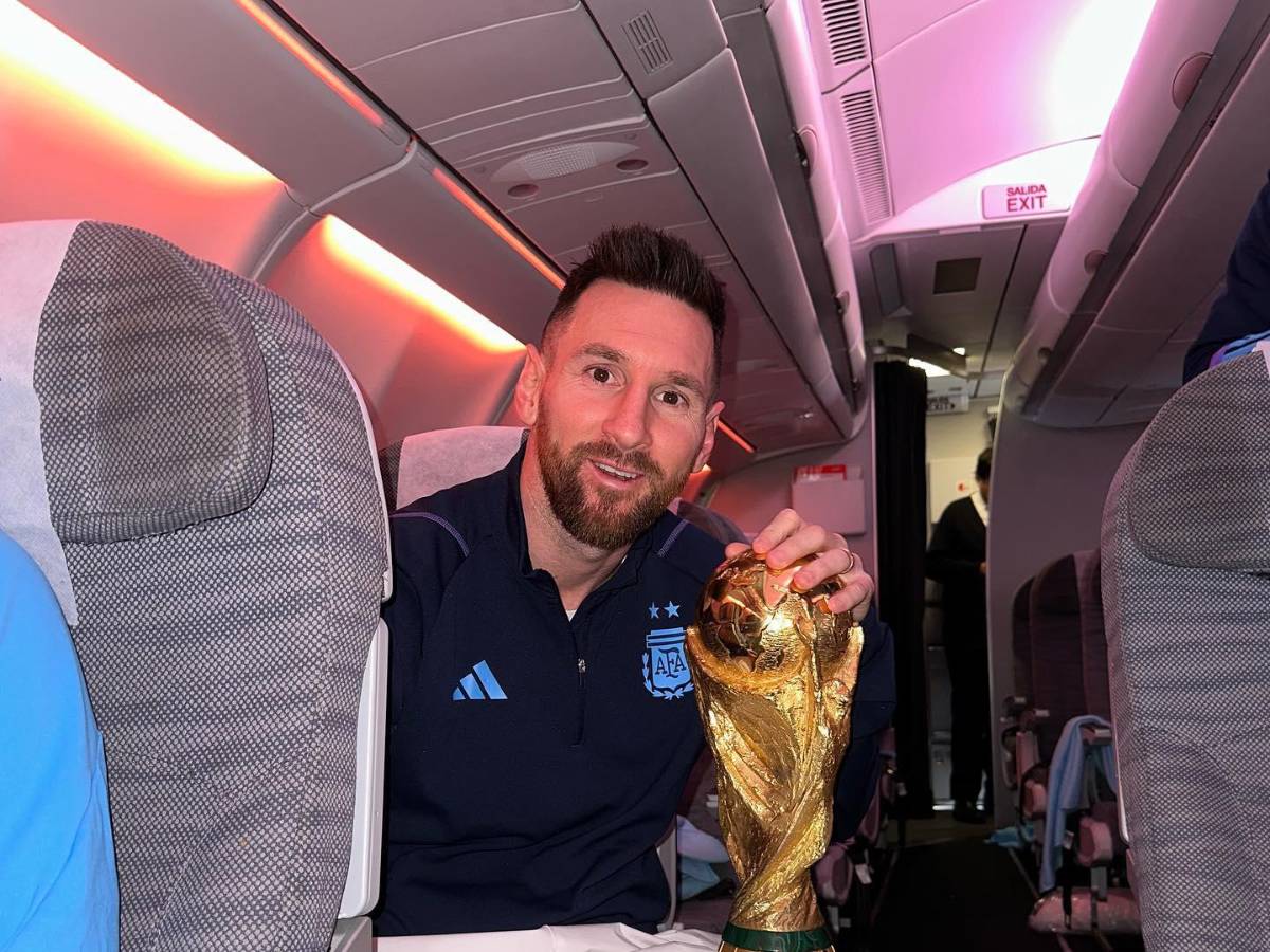 Lionel Messi con la Copa del Mundo conquistada el domingo en Qatar.