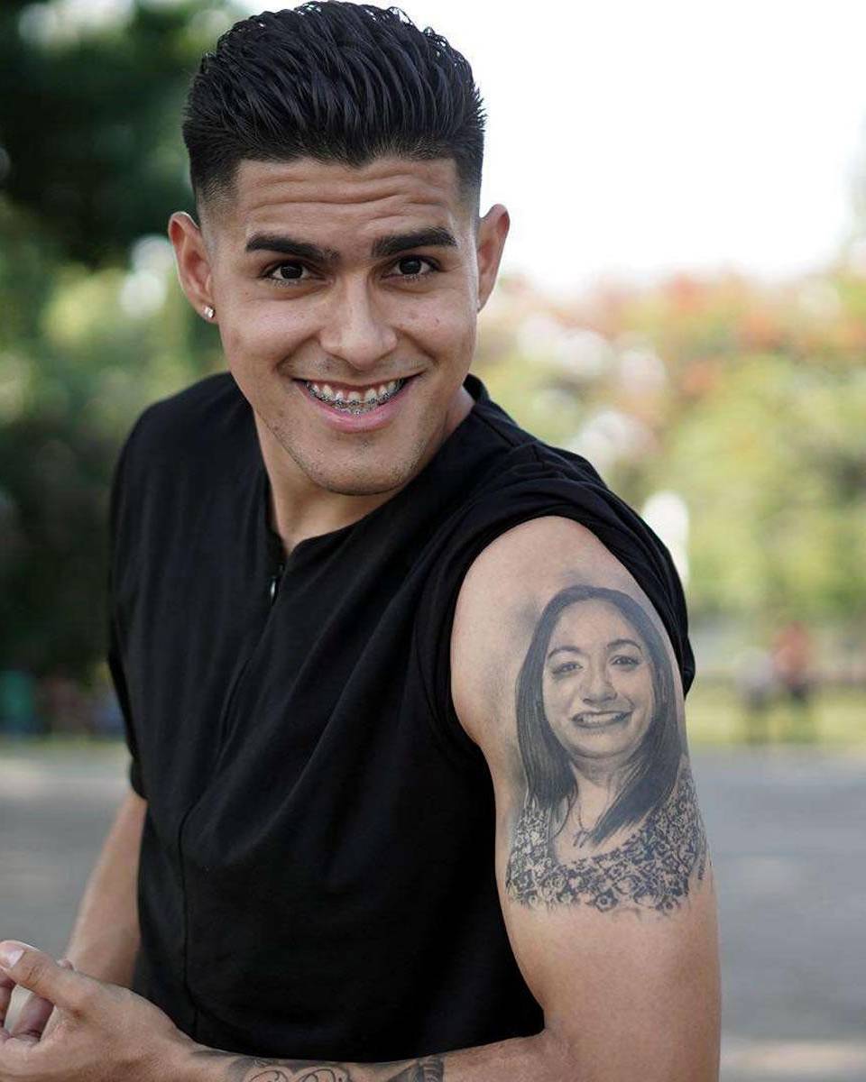 Luis Palma posa para el lente de Diario LA PRENSA y muestra uno de los tatuajes que lleva en su brazo.
