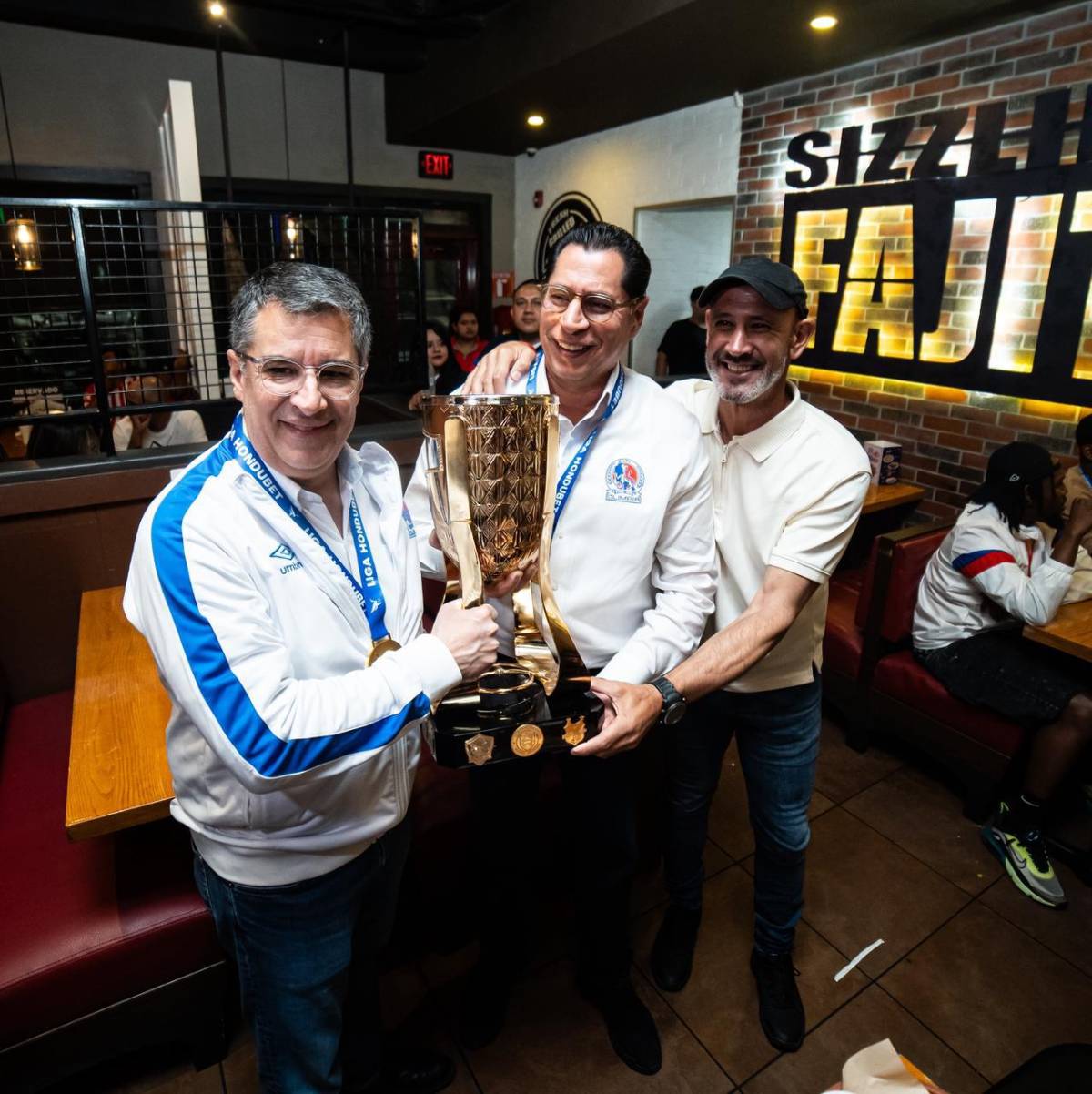 Cena íntima del Olimpia tras la 40, leyenda presente y un 'infiltrado'