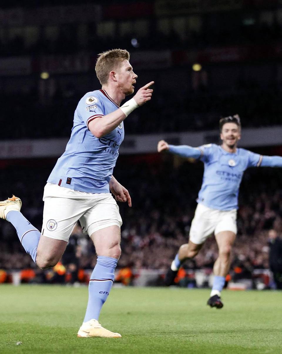 Kevin de Bruyne aprovechó un error defensivo del Arsenal y abrió el marcador para el Manchester City.