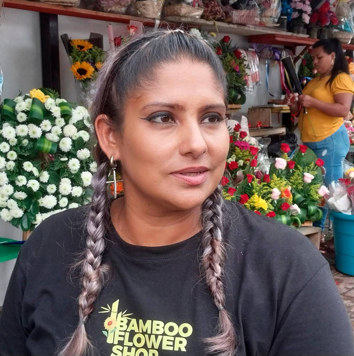 Ramos de hasta L10,000 venden en el mercado Guamilito en San Valentín