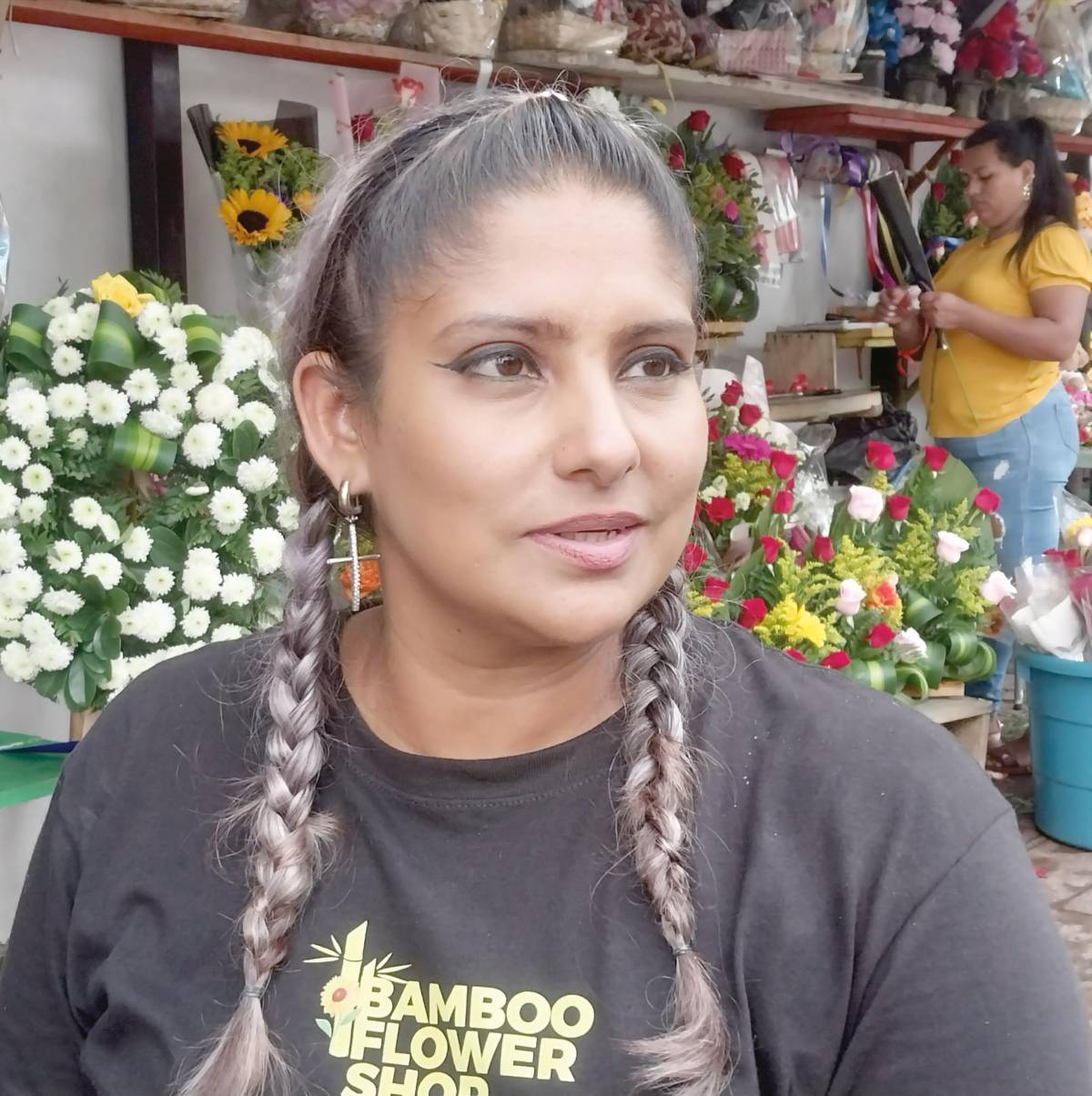 Ramos de hasta L10,000 venden en el mercado Guamilito en San Valentín