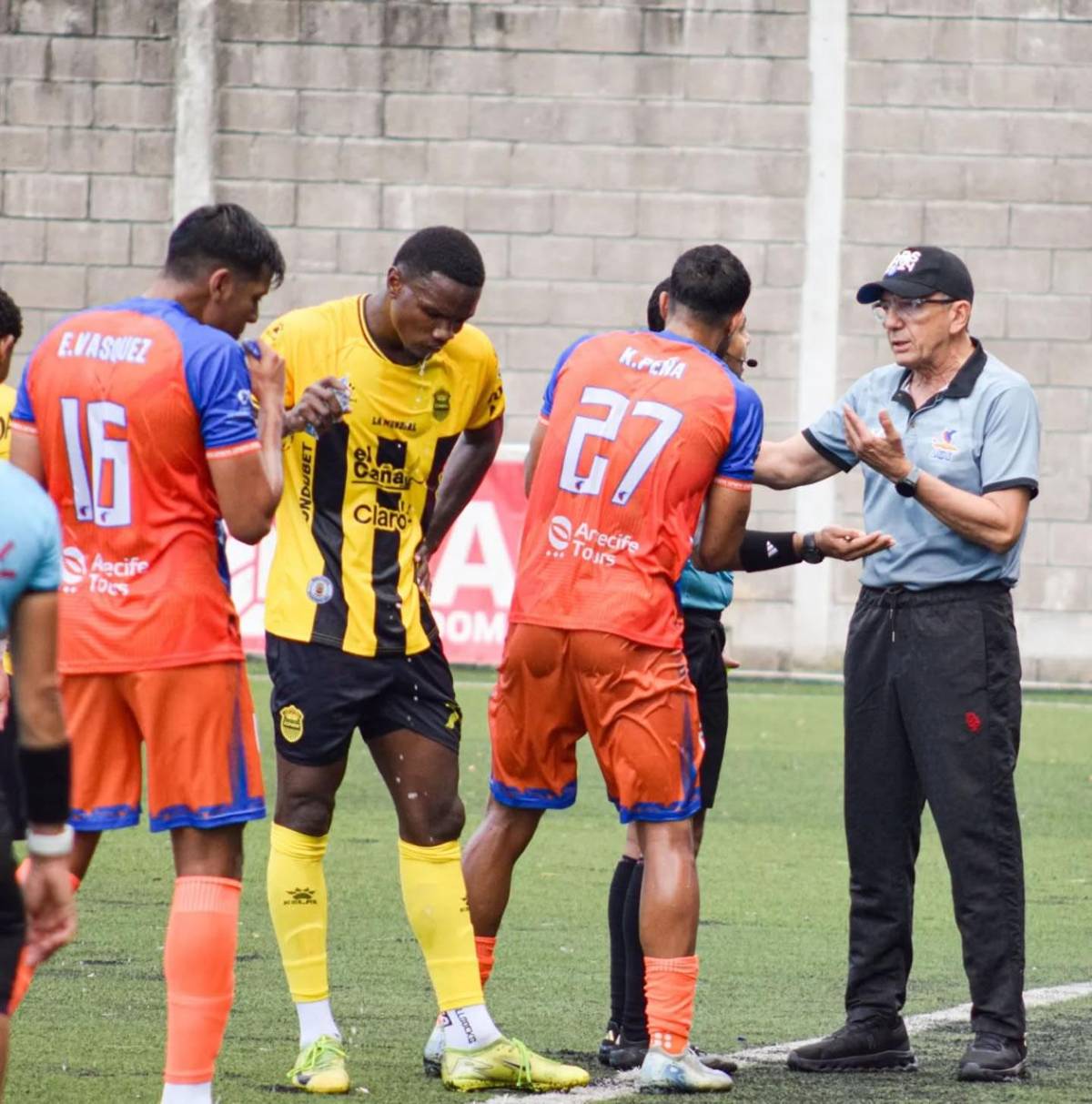 Futbolistas esperando pago, Mauricio Dubón sorprende y ¿quién es la chelita?