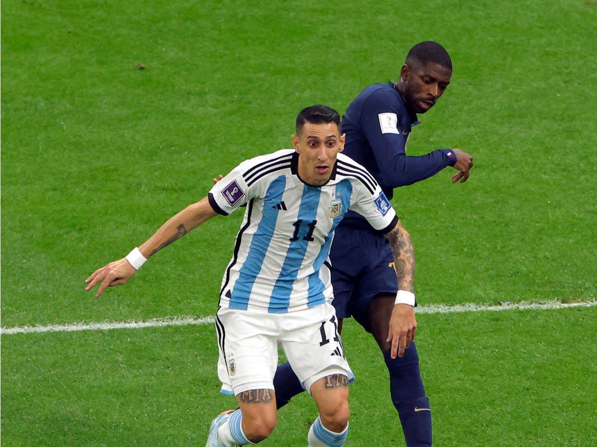 Dembélé no pudo marcar a Di María, que terminó cayendo al área.
