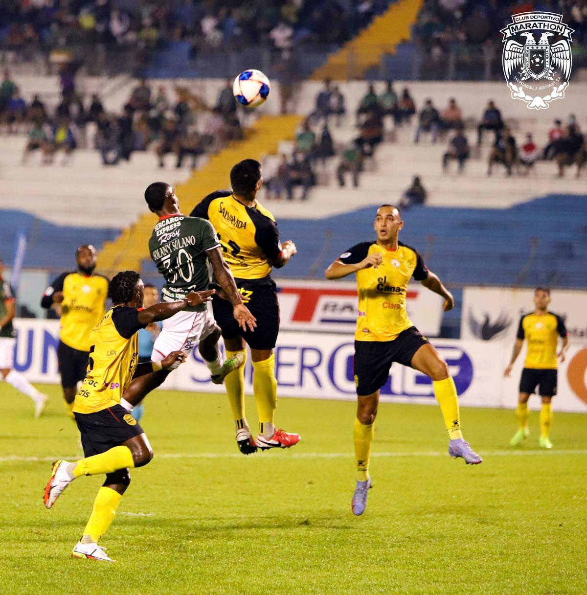 Edwin Solani Solano levantándose entre los defensores del Real España para cabecear y marcar el 1-0.