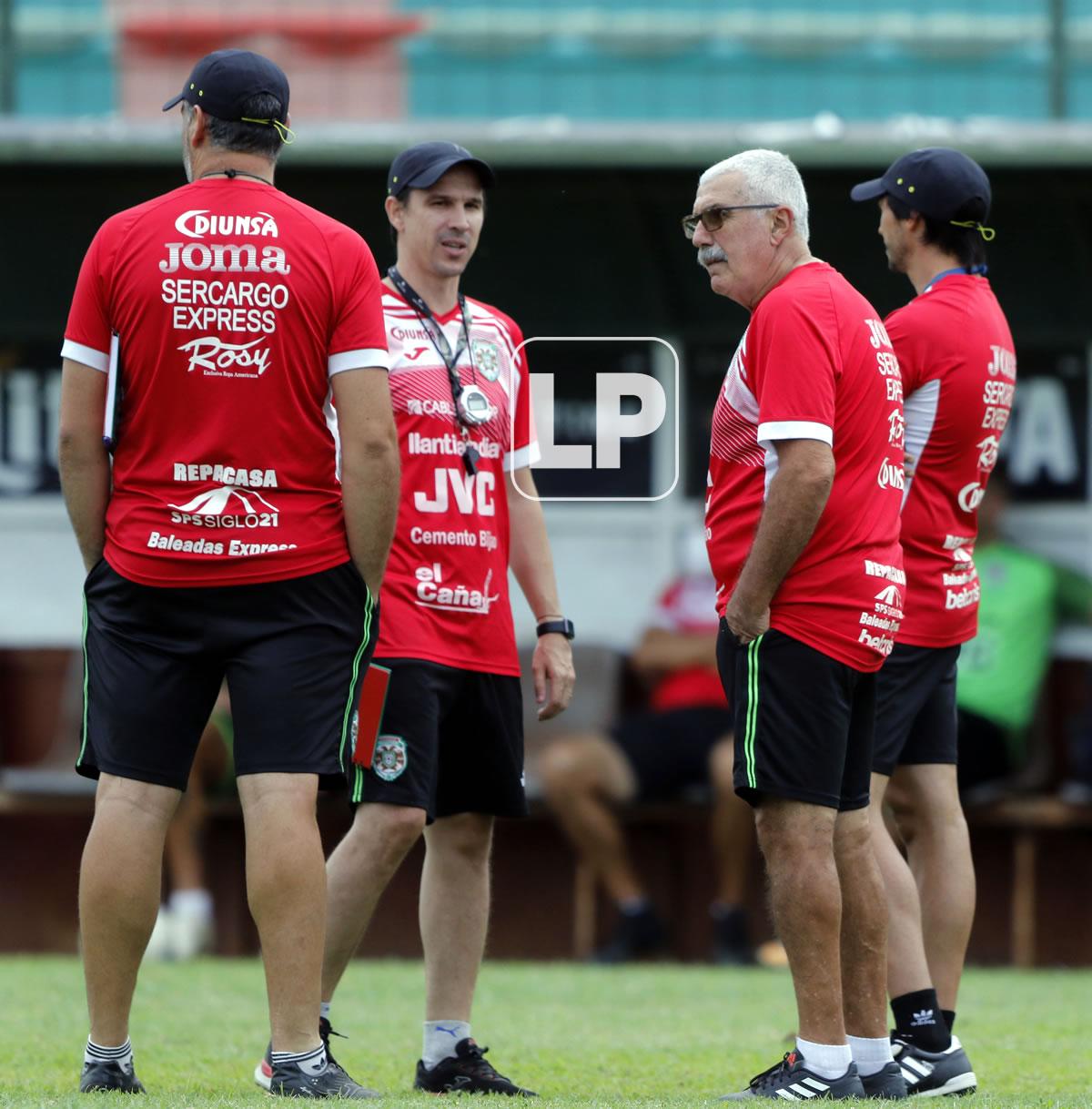 Manuel Keosseián estuvo charlando con su cuerpo técnico en la práctica.