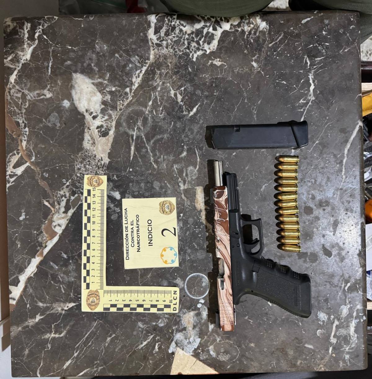 Allanamiento en El Roble deja un detenido y decomiso de supuesta droga, armas y seis carros