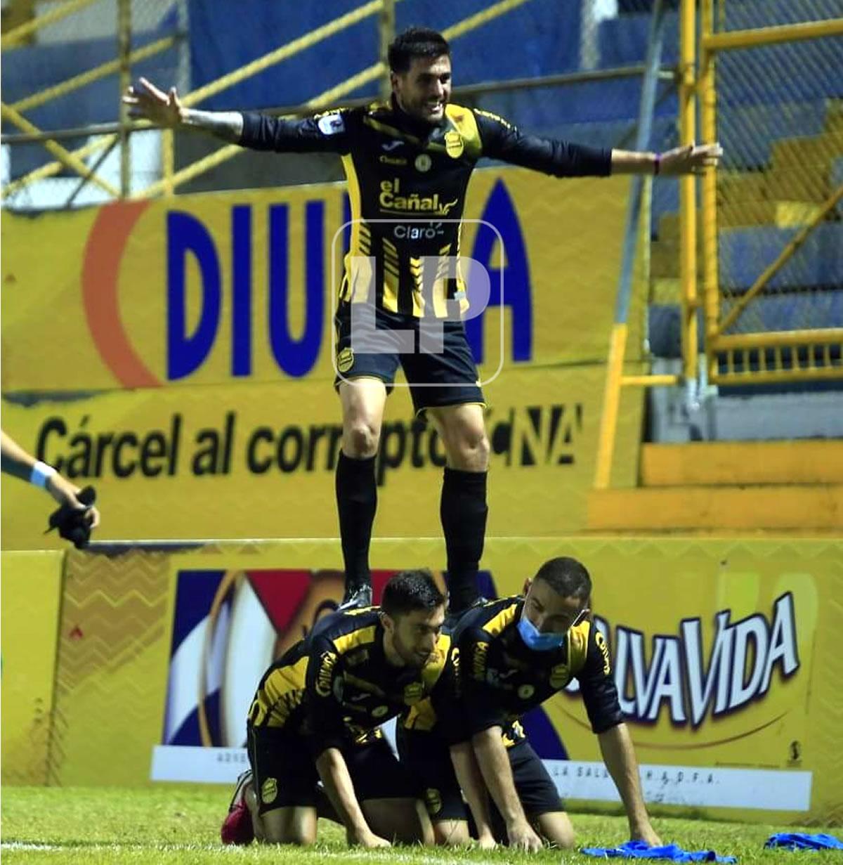 La original forma en la que celebró Ramiro Rocca su gol para el triunfo aurinegro.