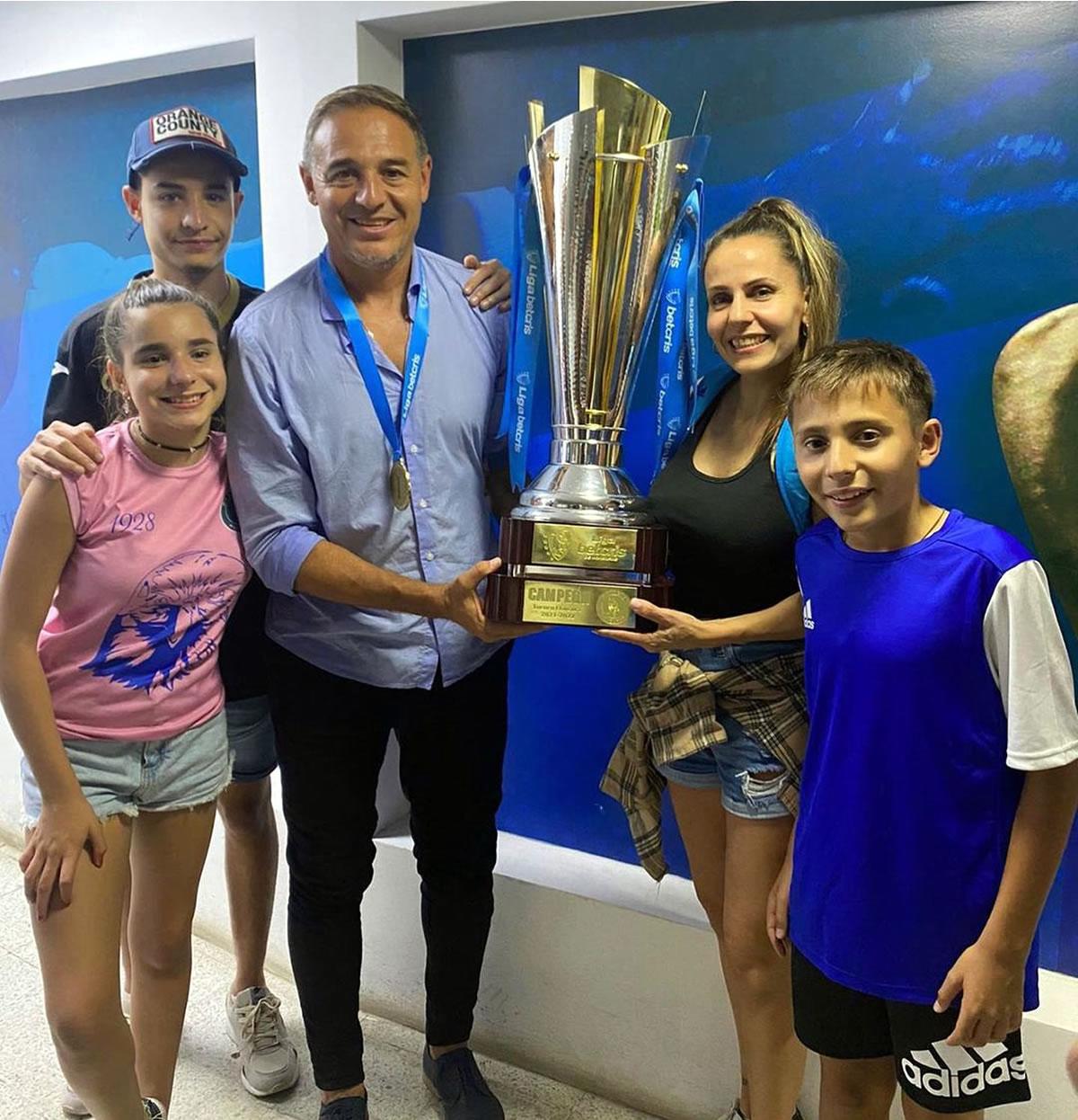 Hernán ‘La Tota‘ Medina celebró con su familia el título del Torneo Clausura 2022 del Motagua.
