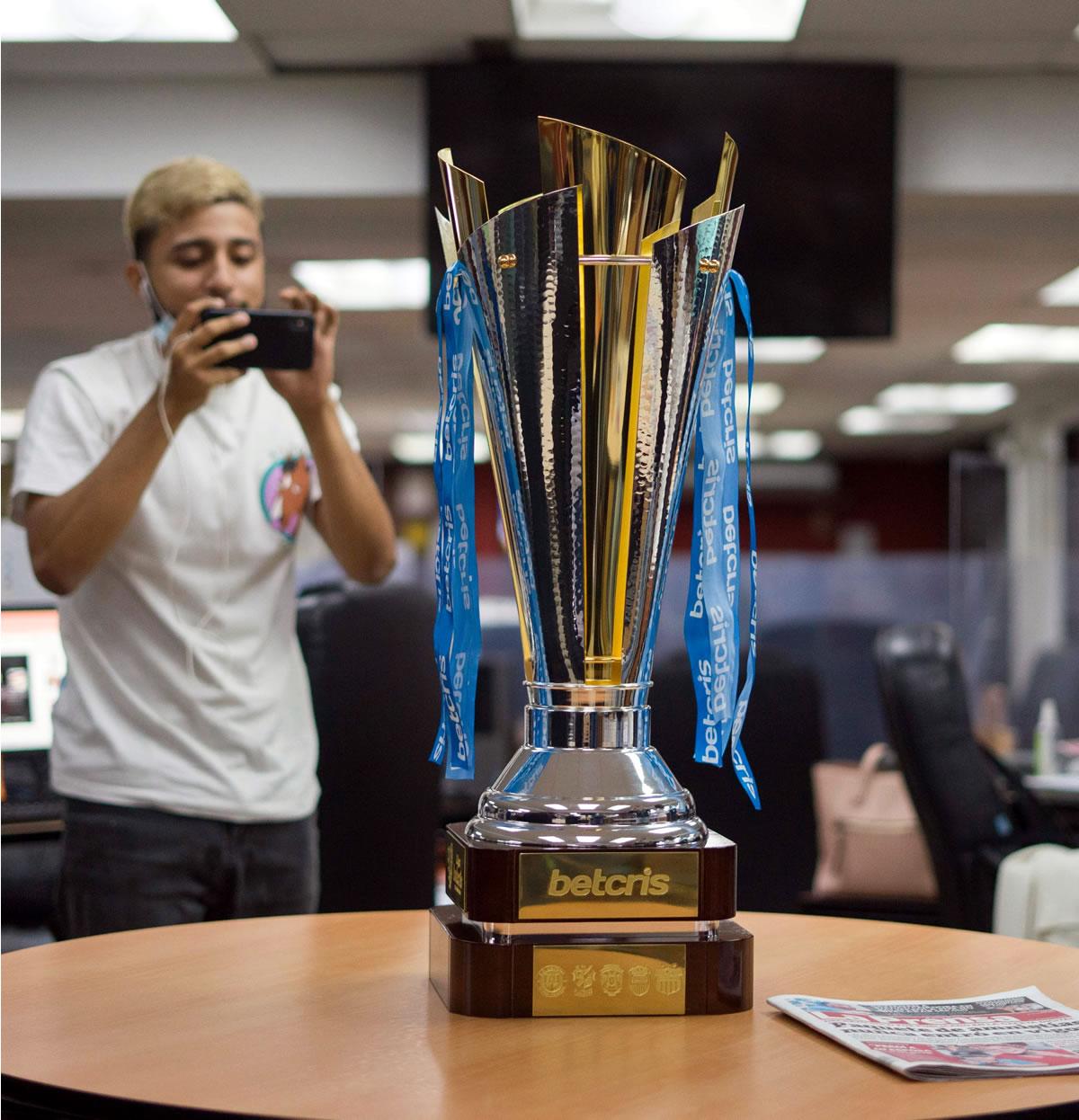 Así es la hermosa Copa Betcris para el campeón del Torneo Clausura 2022.