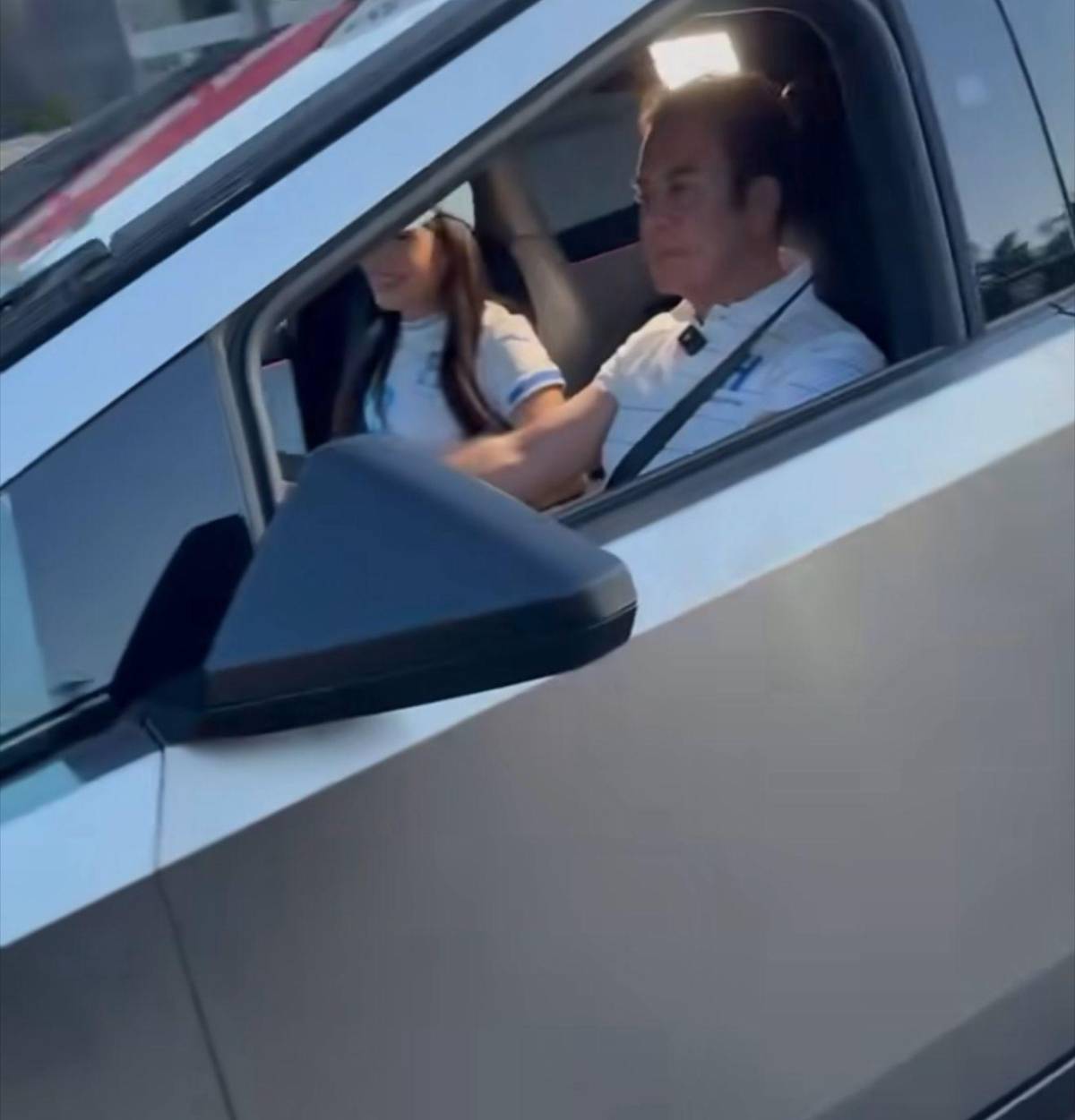 Nasralla e Iroshka presumen lujoso Cibertruck: ¡Qué clase de presidente tendremos, top!