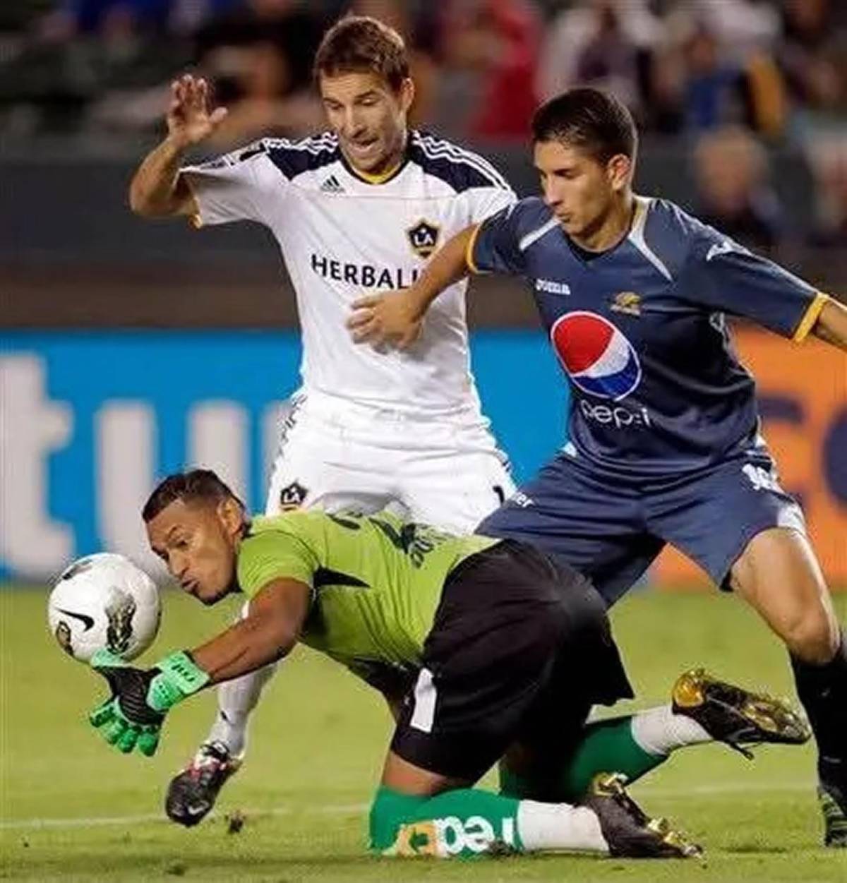 Johnny Leverón dejó el fútbol en silencio y ahora tiene nueva vida en EEUU: de qué trabaja