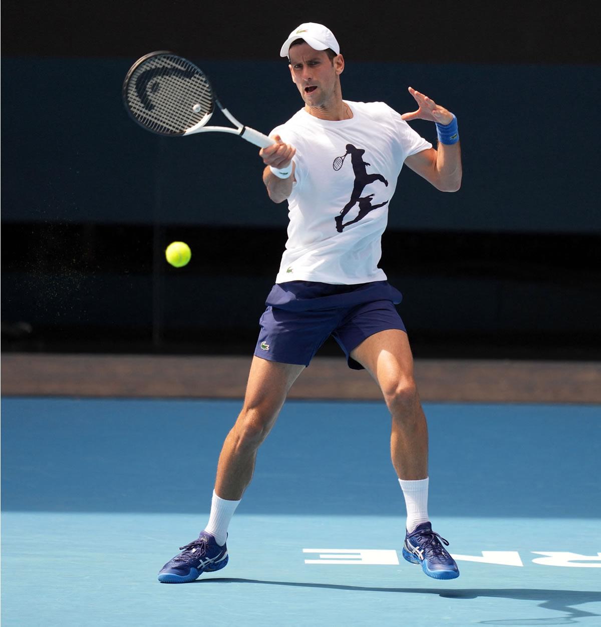 Novak Djokovic sigue sin conocer si podrá jugar el Abierto de Australia.
