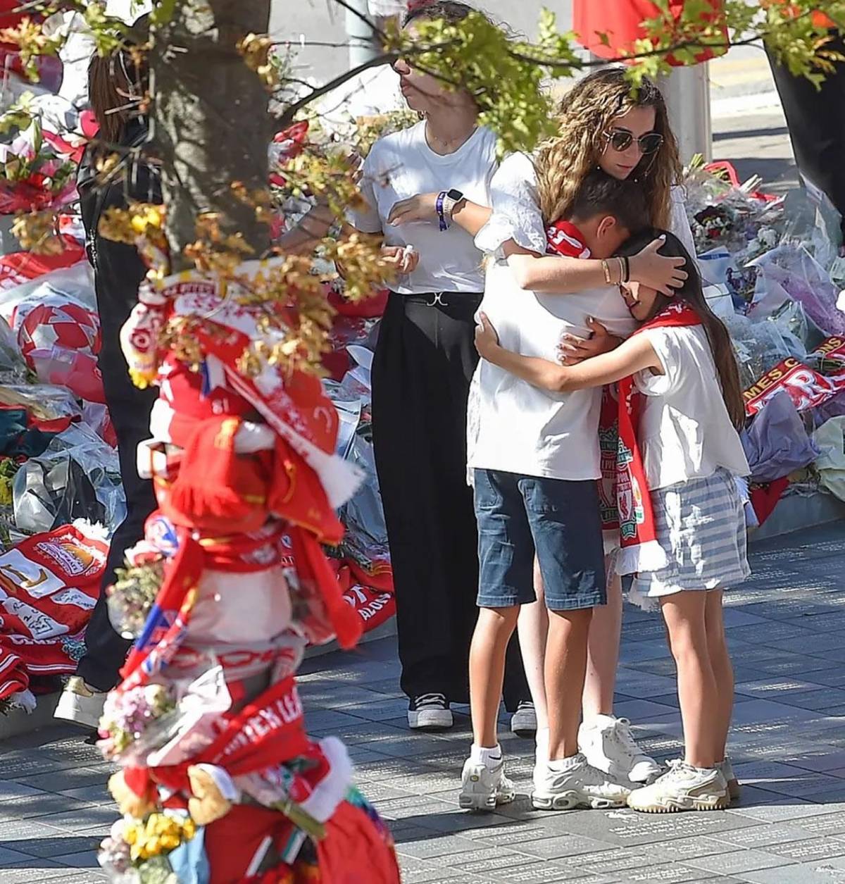 Esposa de Diogo Jota reaparece en emotivo homenaje en Liverpool: las desgarradoras imágenes