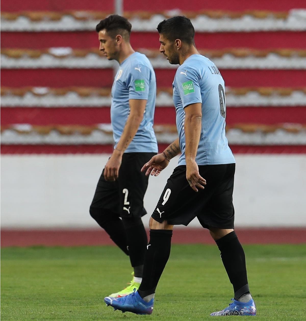 José María Giménez y Luis Suárez, saliendo cabizbajos de la cancha.