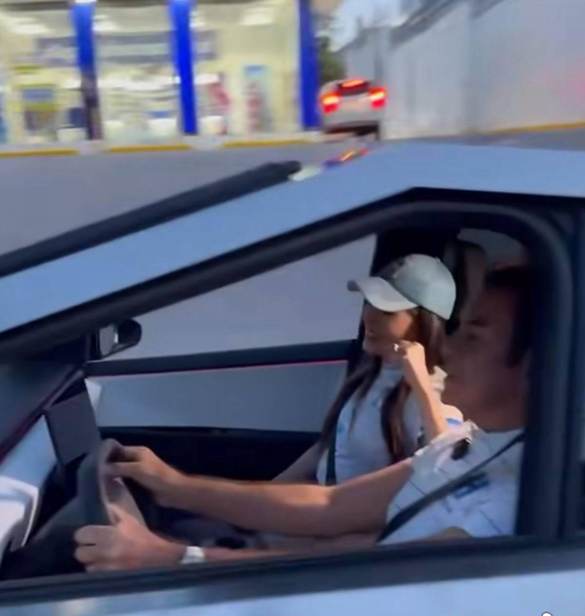 Nasralla e Iroshka presumen lujoso Cibertruck: ¡Qué clase de presidente tendremos, top!