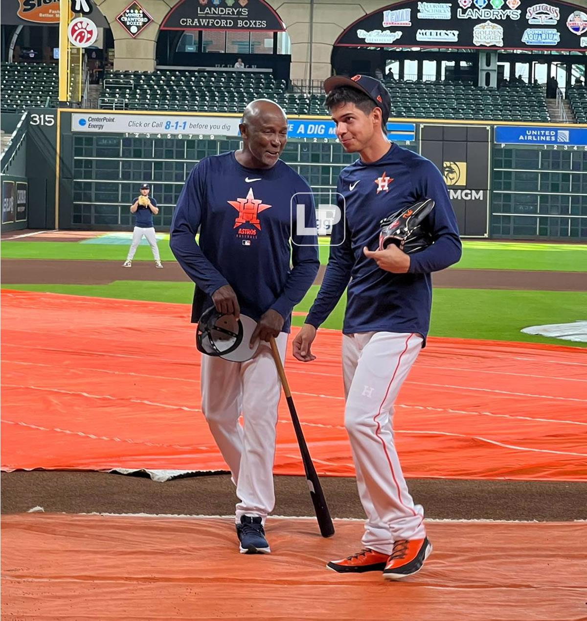 Mauricio Dubón en plena charla con el coach de bateo de tercera base Gary Pettit.