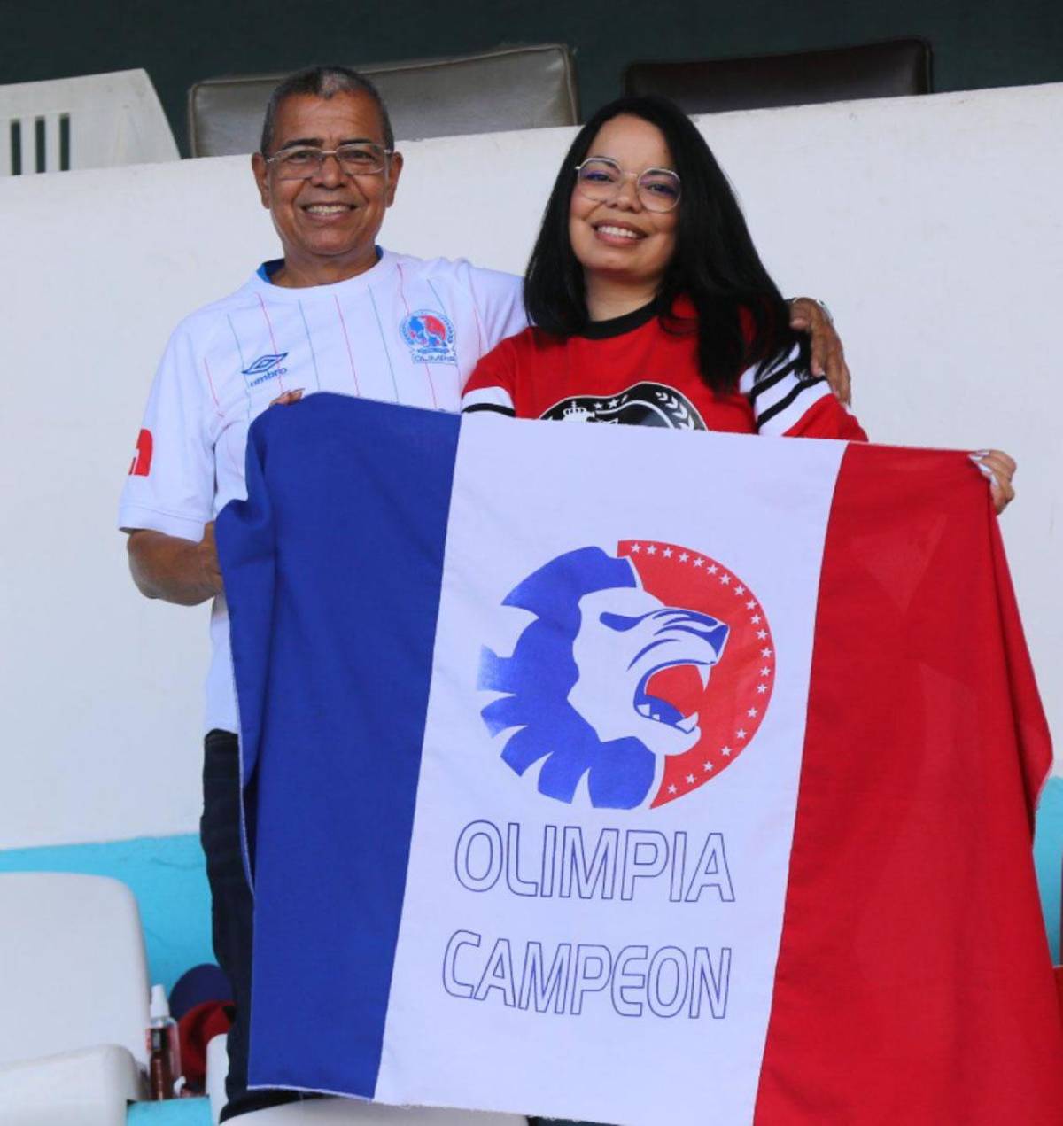 Ellas adornan el Olimpia vs Marathón: las bellas chicas del Nacional