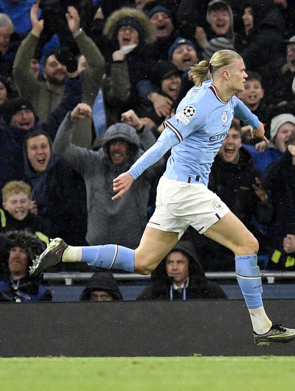 Haaland celebrando uno de sus goles en el partido ante el RB Leipzig.
