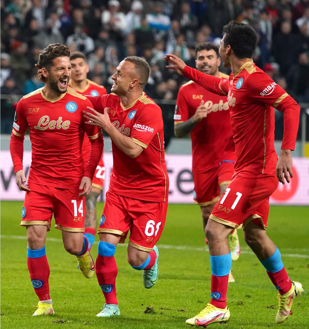 Jugadores del Napoli celebrando el gol de Dries Mertens.
