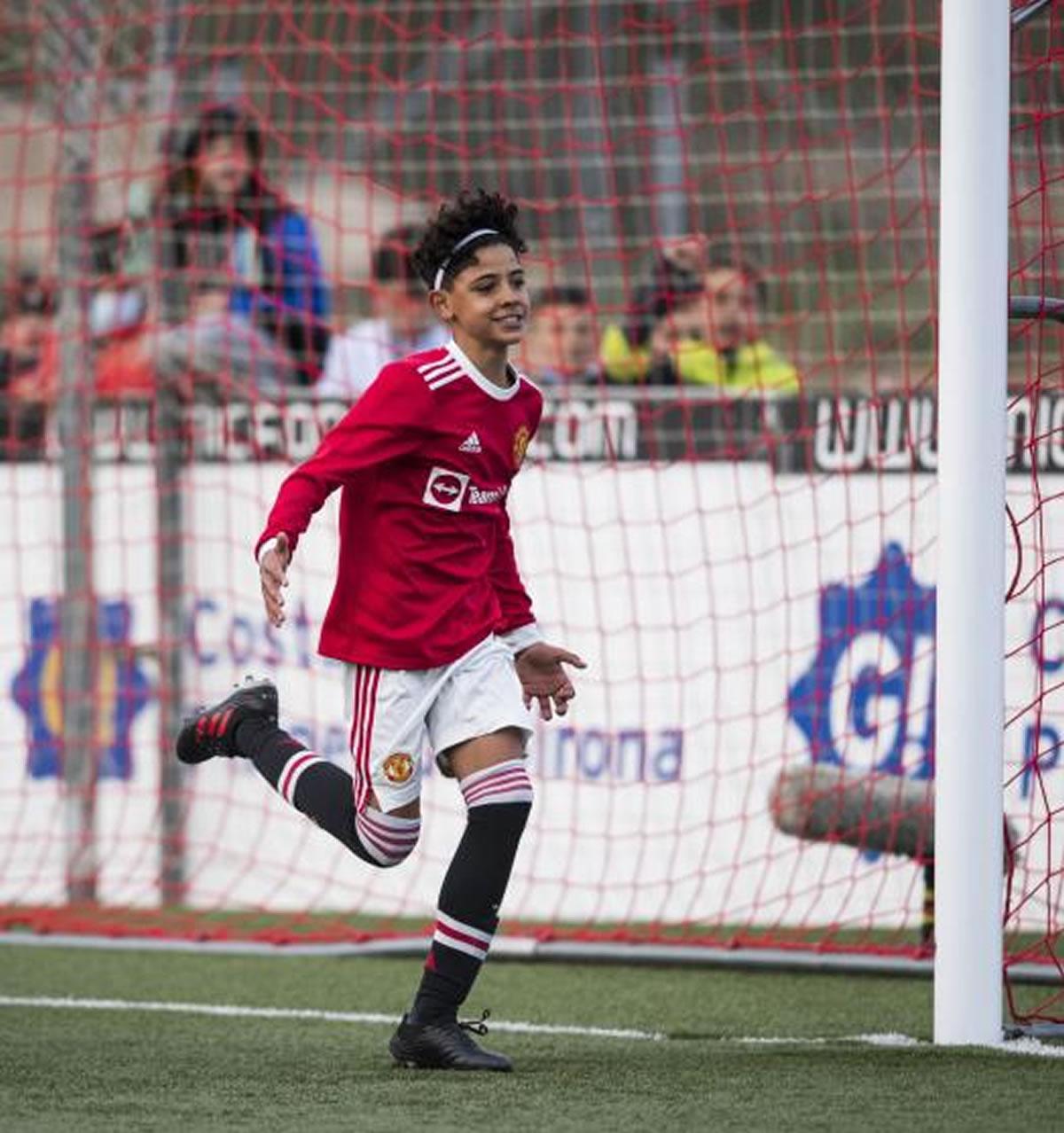 CR Jr. corre a celebrar su gol.