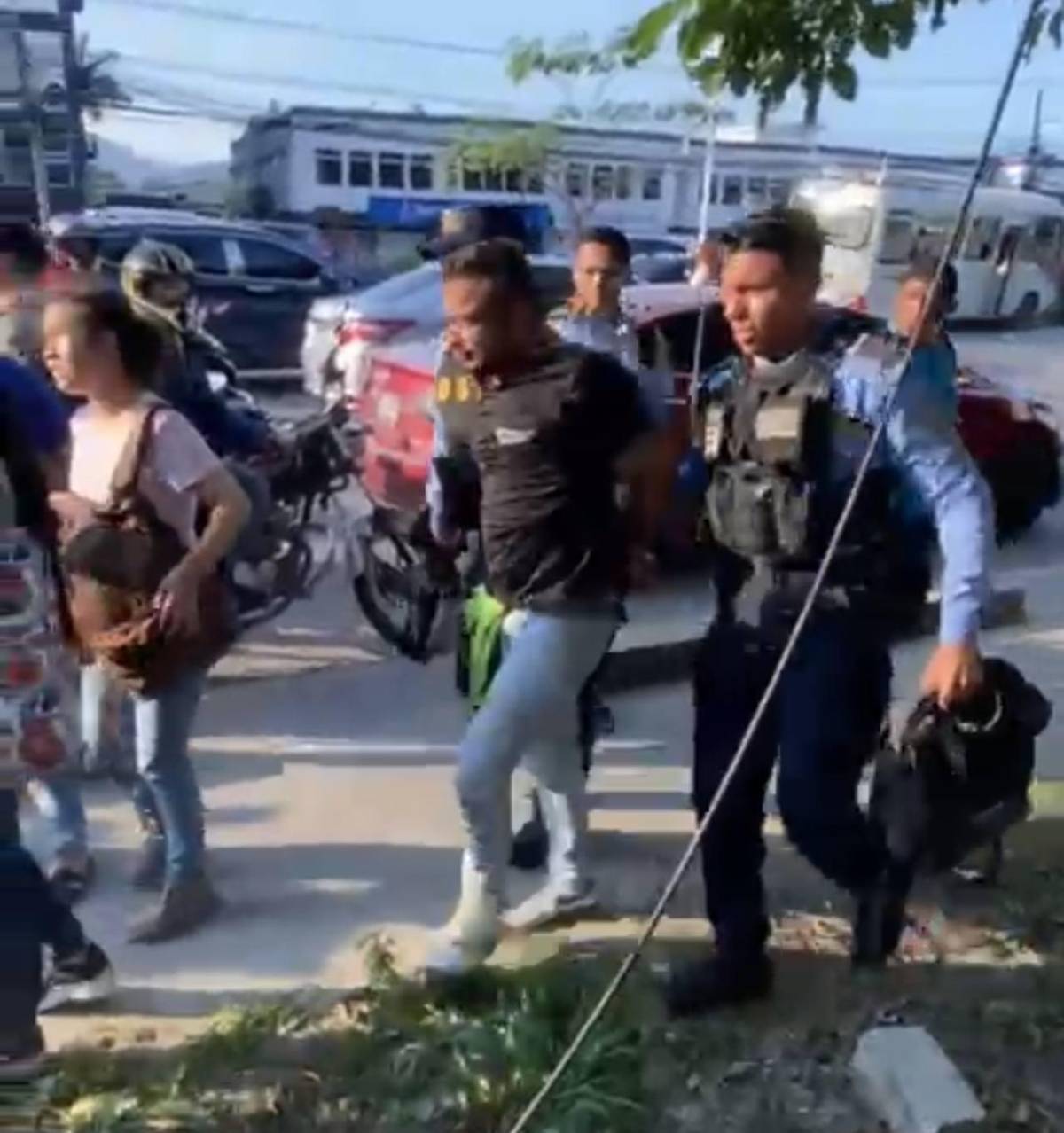 Ciudadanos y policía capturan a tres hombres que asaltaban un bus en San Pedro Sula