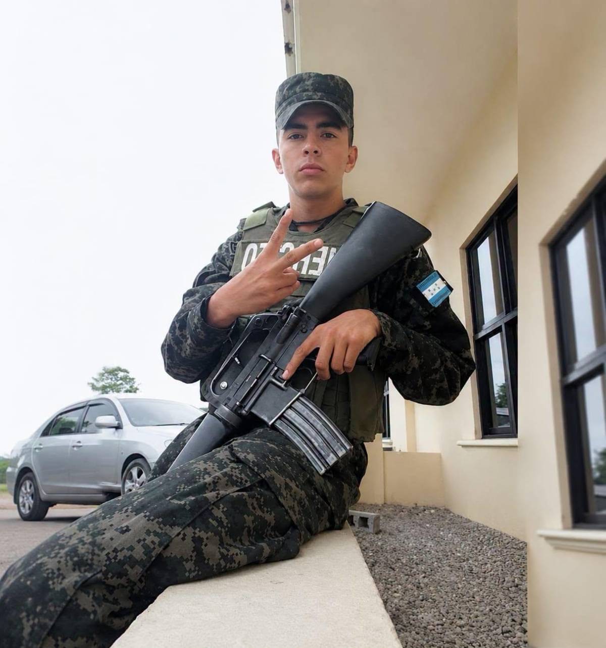 Momento en que militar en moto ignora un alto y muere en Cofradía