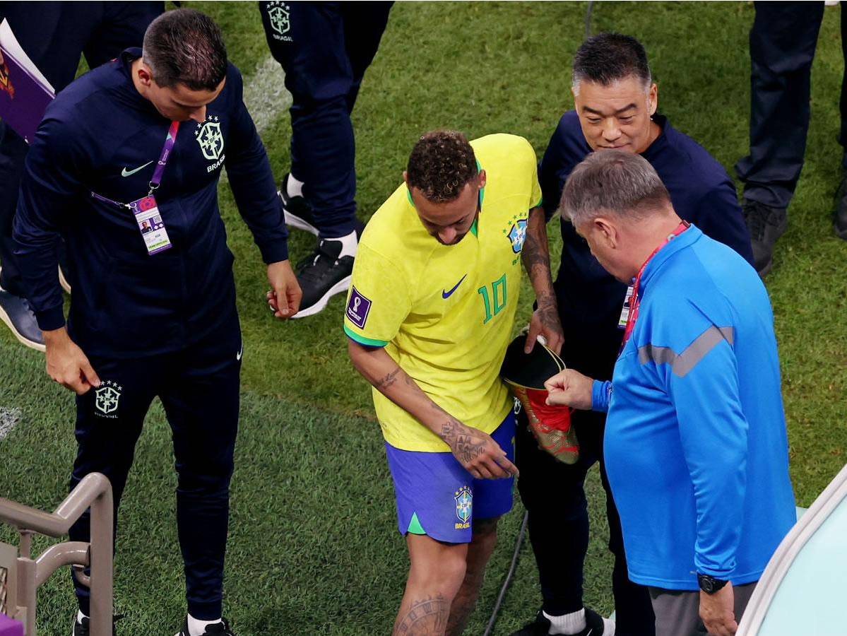 Neymar le mostró su tobillo derecho a los médicos de la selección brasileña.