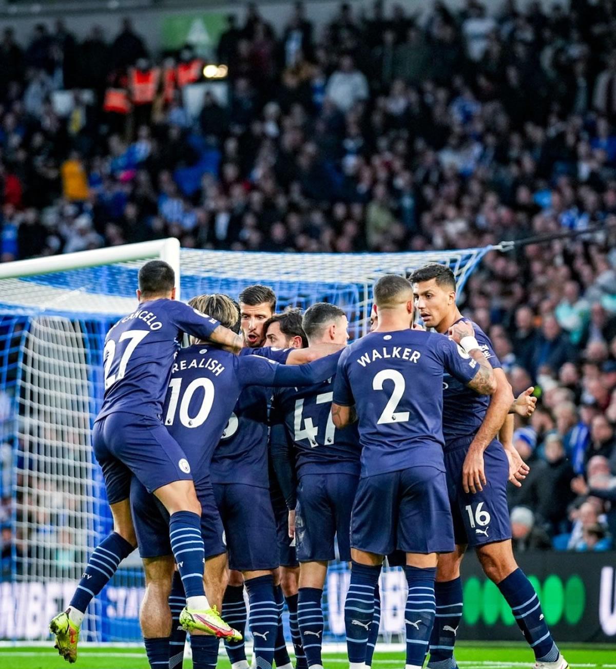 Jugadores del Manchester City celebrando el primer gol del partido marcado por Ilkay Gungodan.