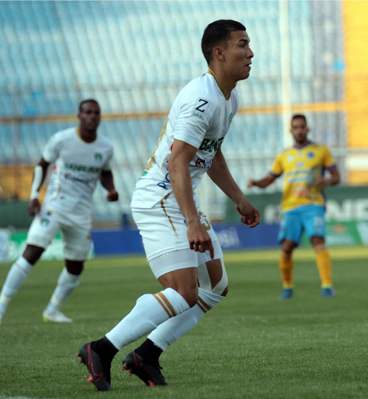 Kevin López en acción durante el partido contra Santa Lucía.