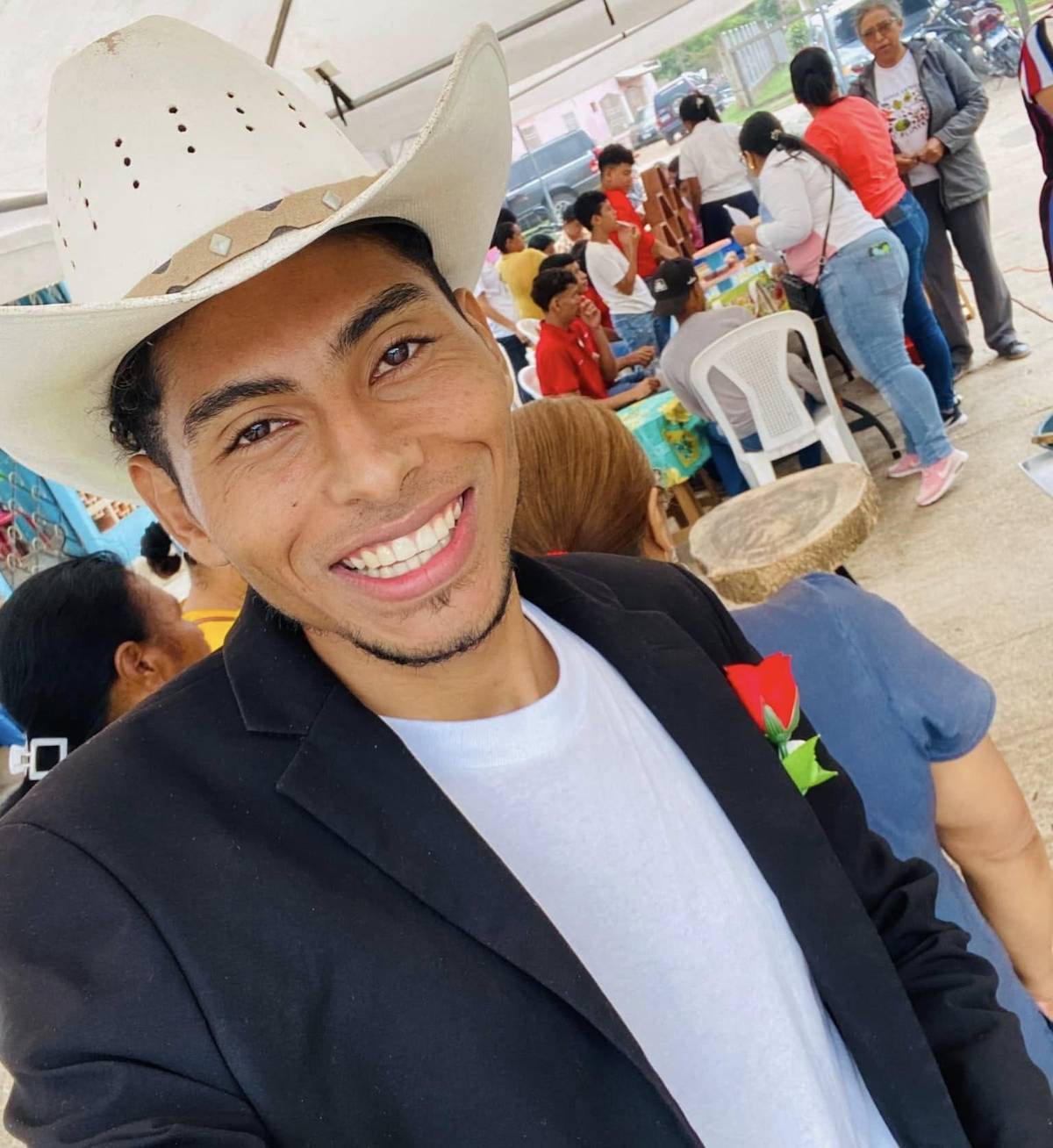 Influencer hondureño se toma foto para meme, un año después medios lo dan por muerto