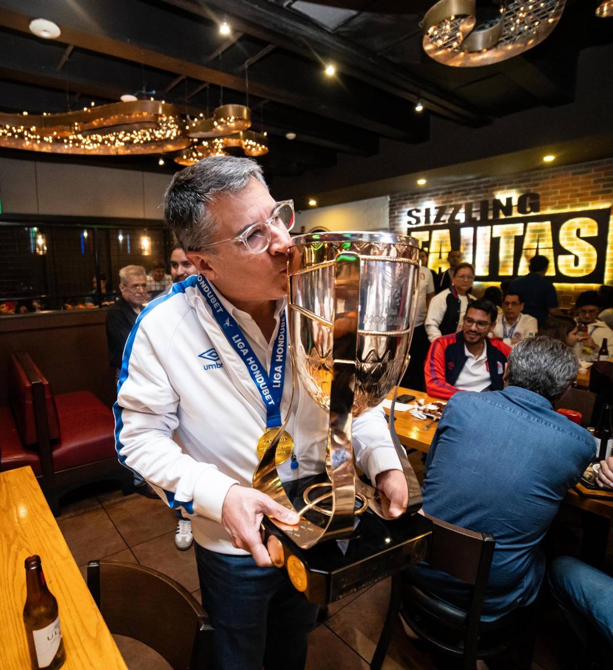 Cena íntima del Olimpia tras la 40, leyenda presente y un 'infiltrado'