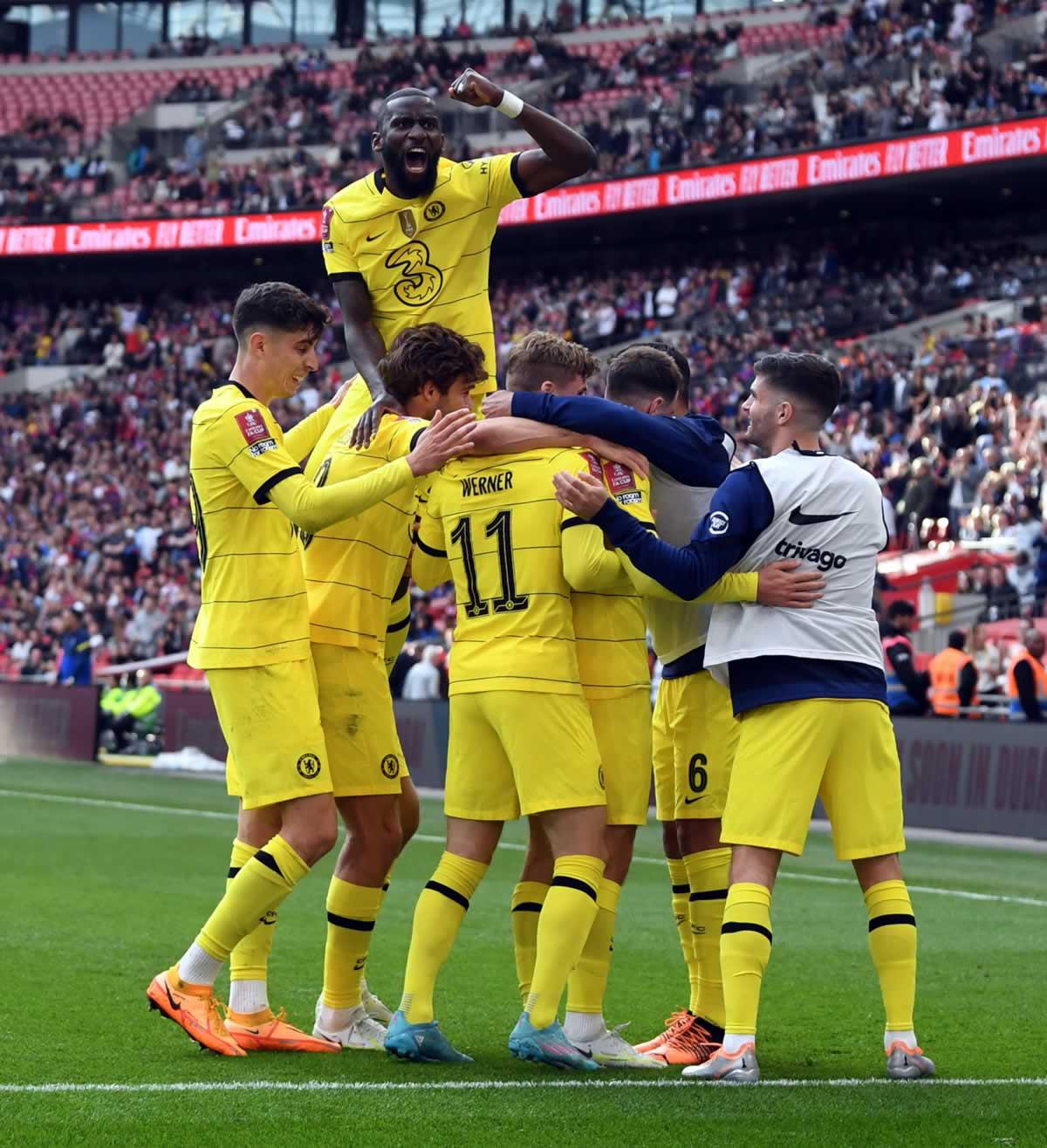 Jugadores del Chelsea celebran el golazo de Ruben Loftus-Cheek.
