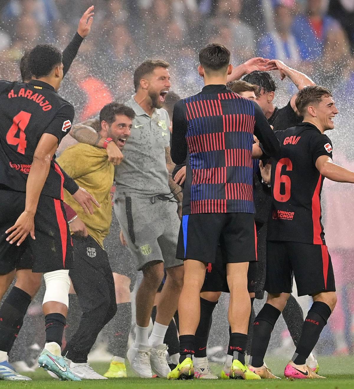 Barcelona campeón festeja, Espanyol encendió aspersores, bronca y la orden de Flick