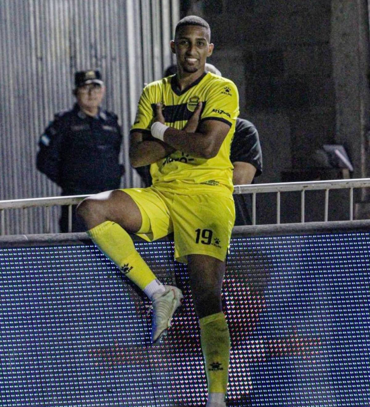 Felicidad de Real España, enfado en Motagua, pelea de jugadores y bellas chicas