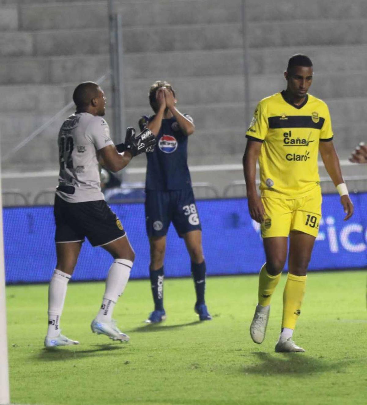 Felicidad de Real España, enfado en Motagua, pelea de jugadores y bellas chicas