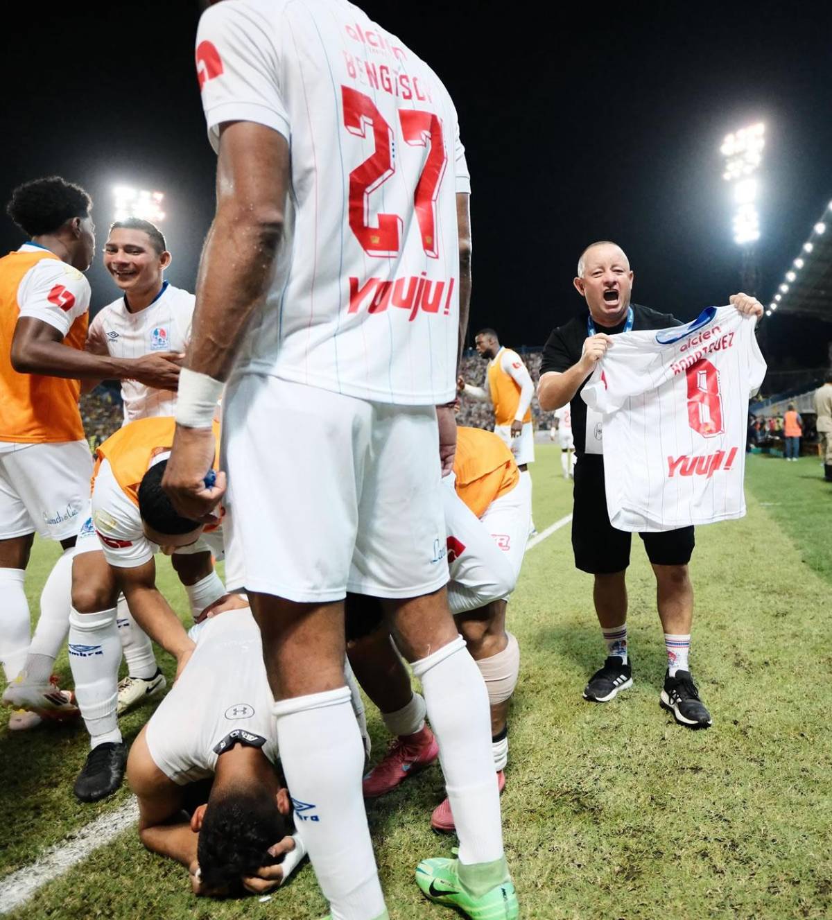 El héroe repentino, Olimpia festeja, llanto, dolor en Real España y sexys bailarinas