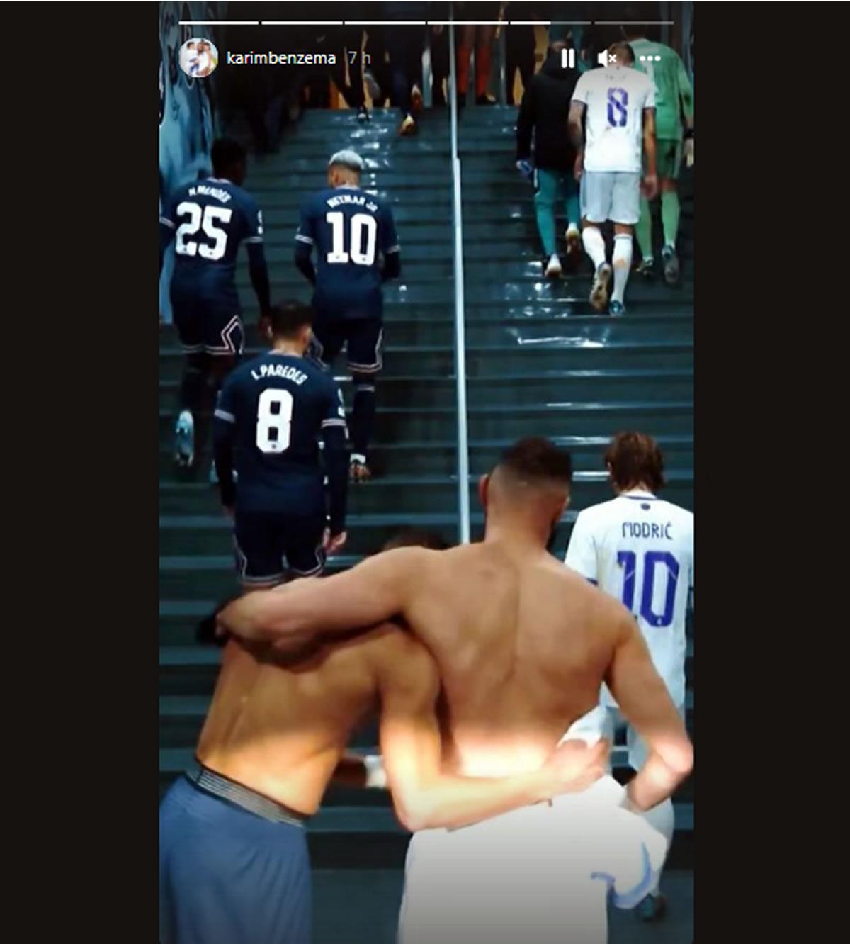 La foto viral de Benzema abrazando a Mbappé que subió a sus stories de Instagram.