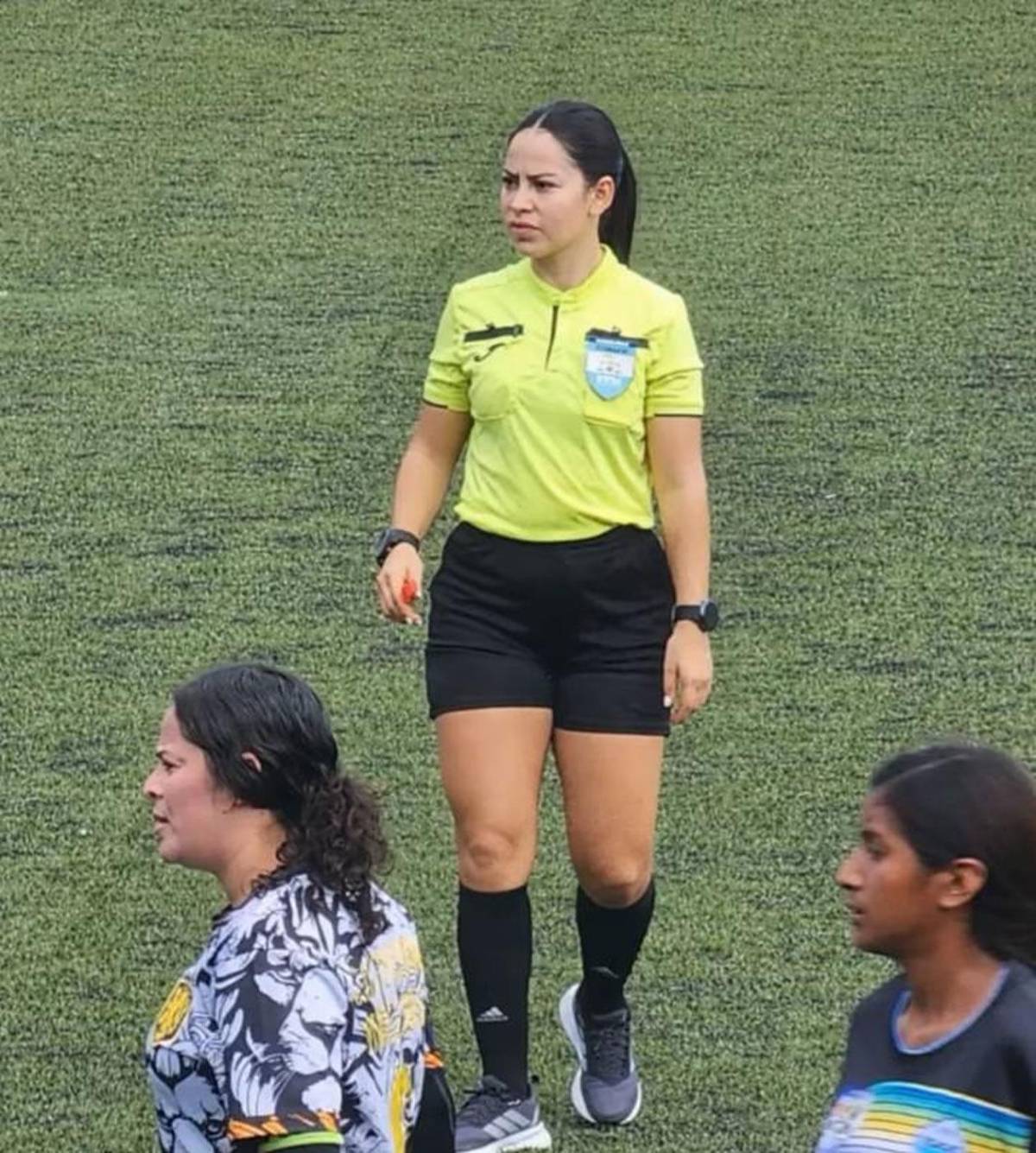 Así es la bella árbitra hondureña que cautiva en redes tras recibir gafete FIFA