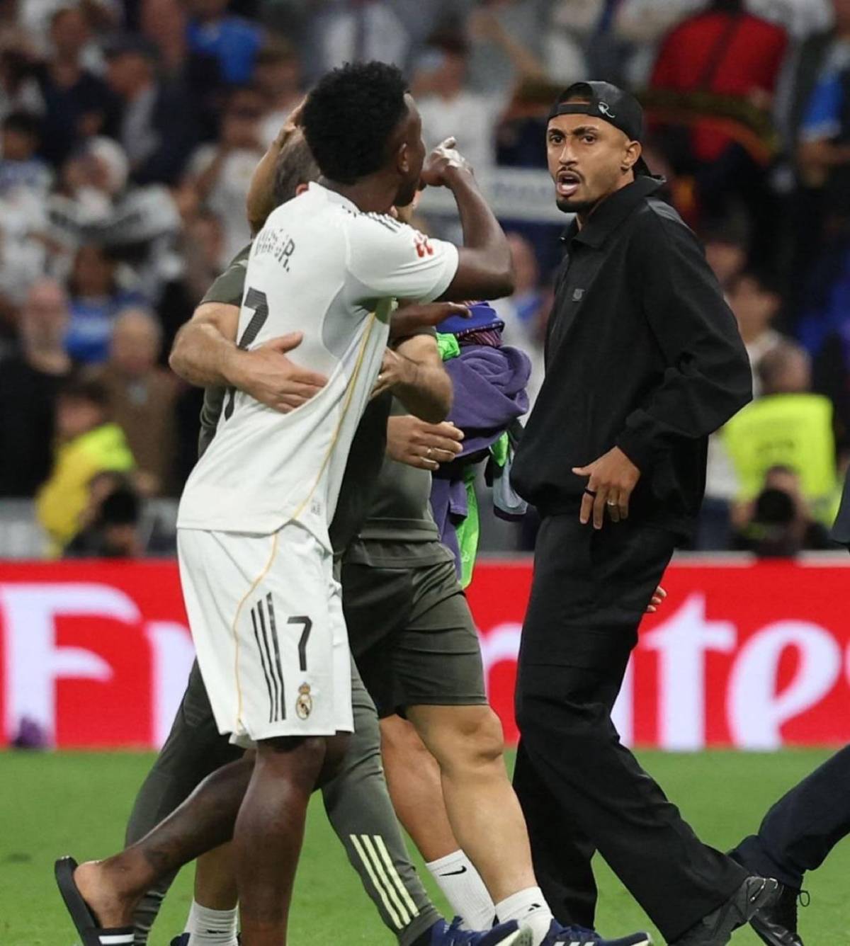 Real Madrid festeja, bronca, Lamine invita a pelear a Courtois y Vinicius hace arder al Barcelona