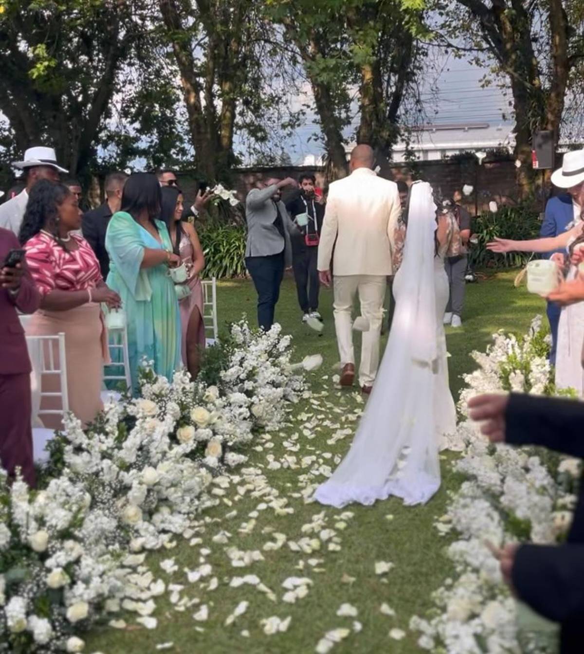 Juan Anangonó se olvida de Marathón y contrae matrimonio con su exuberante novia