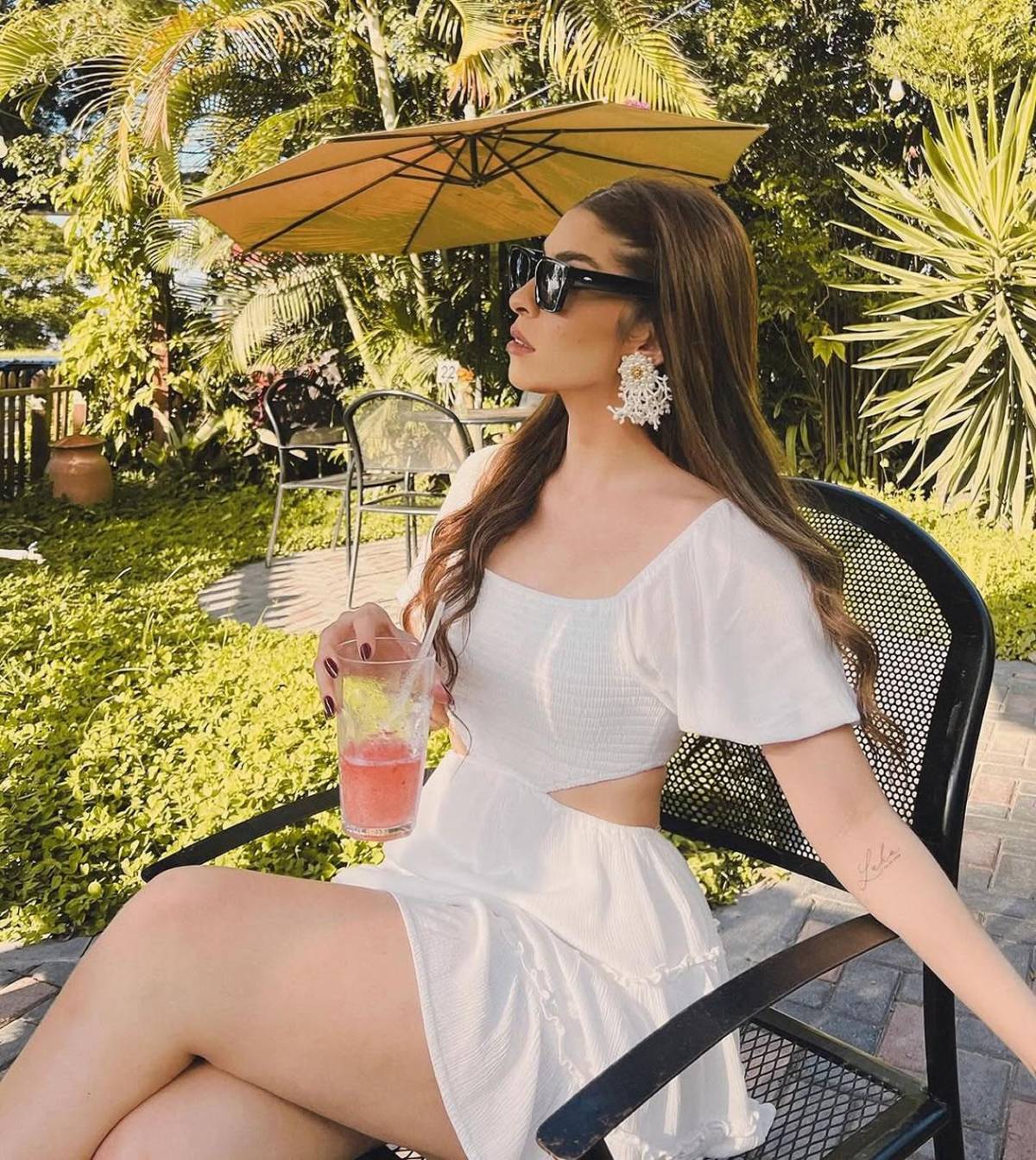 Novia de futbolista extranjero de Liga Nacional cautiva con fotos en la playa