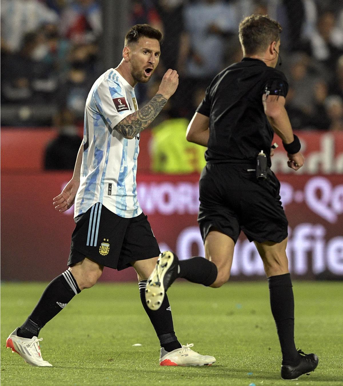 Messi le reclama al árbitro uruguayo Andrés Cunha durante el partido.