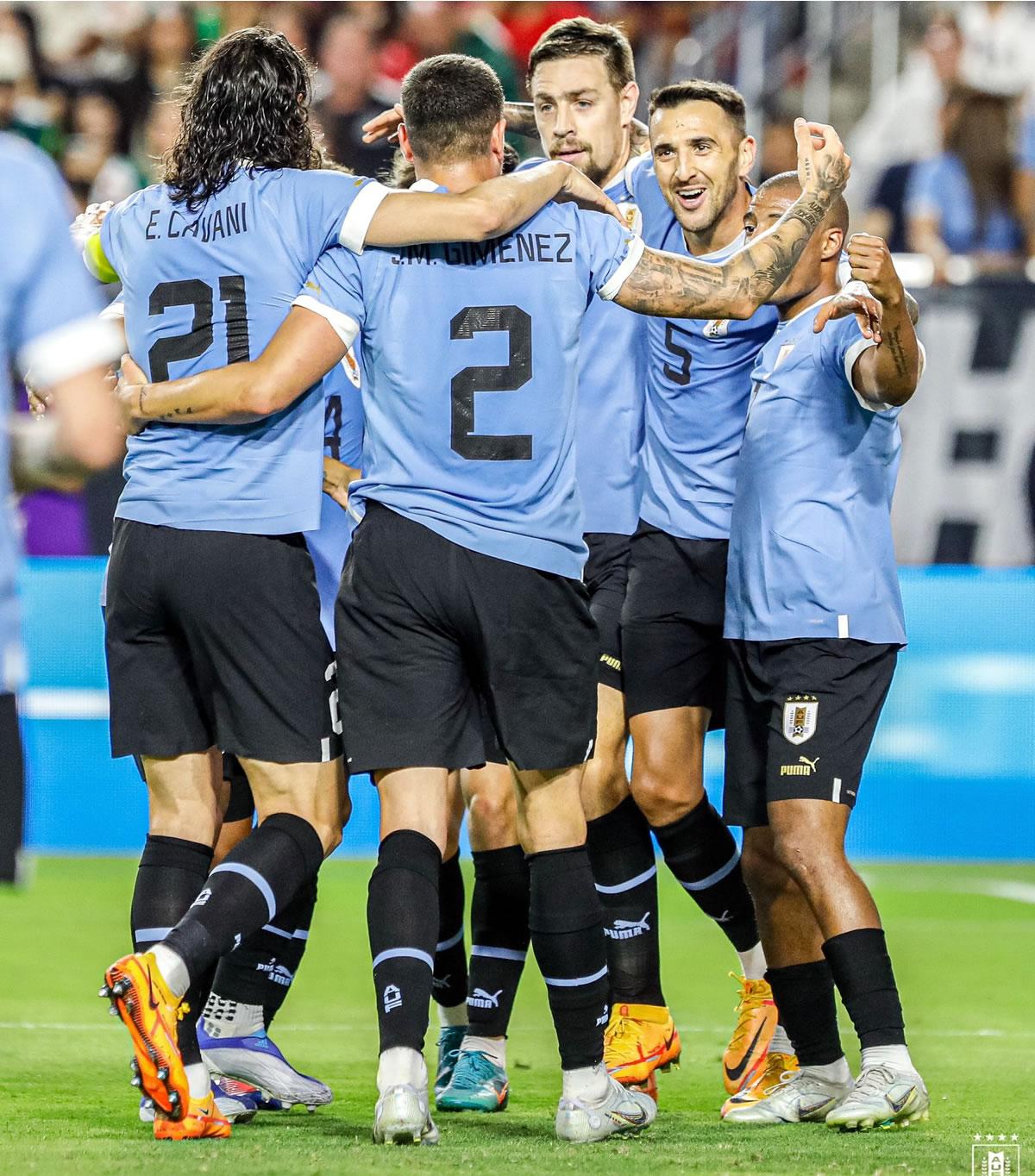 Los jugadores uruguayos festejando el primer gol del partido contra México.