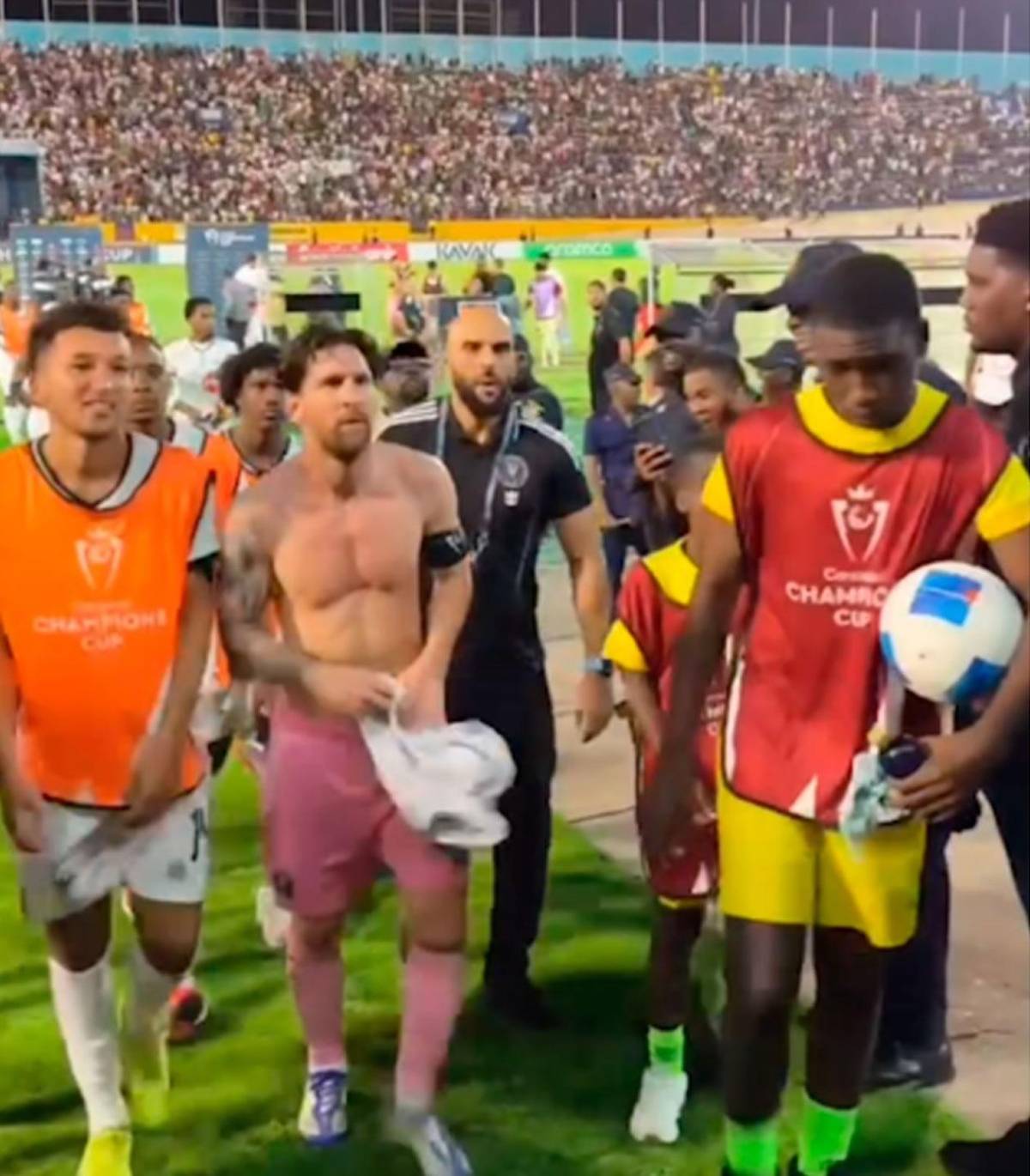 Messi desata locura en Jamaica y el suertudo que se llevó su camiseta