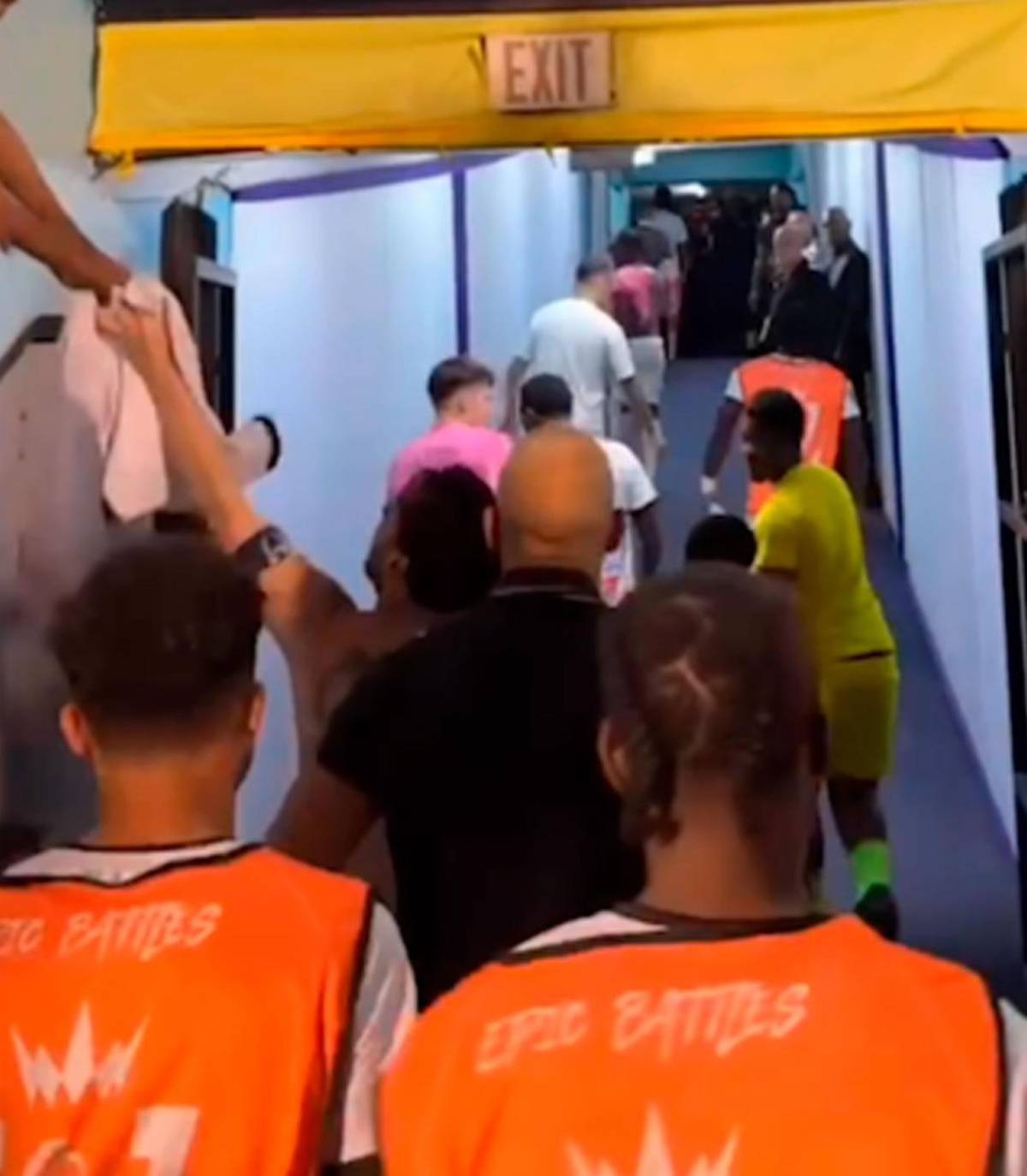 Messi desata locura en Jamaica y el suertudo que se llevó su camiseta