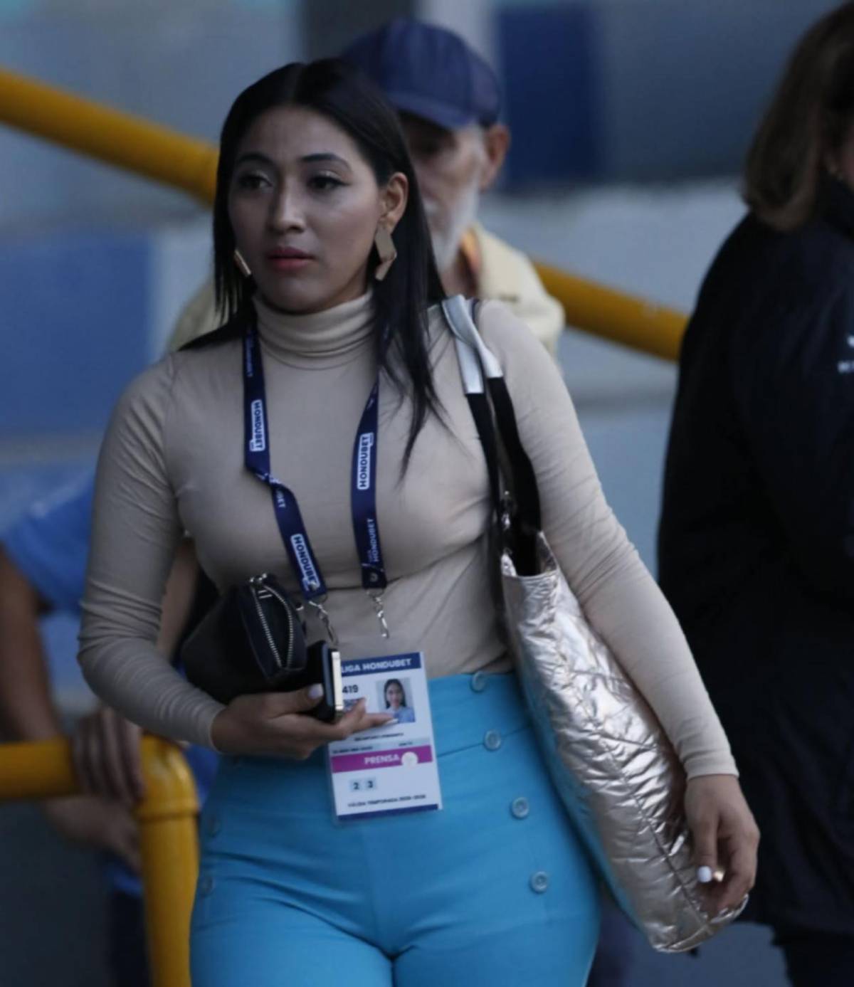 Tres mujeres enamoran y madre de reina da ejemplo en primer partido de Liga