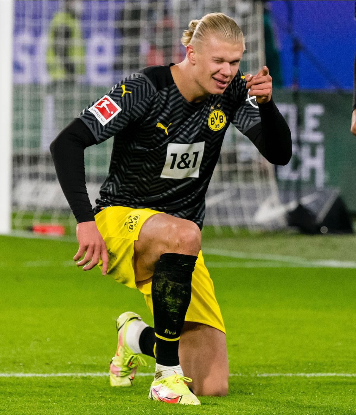Haaland celebrando su golazo en la victoria del Borussia Dortmund.