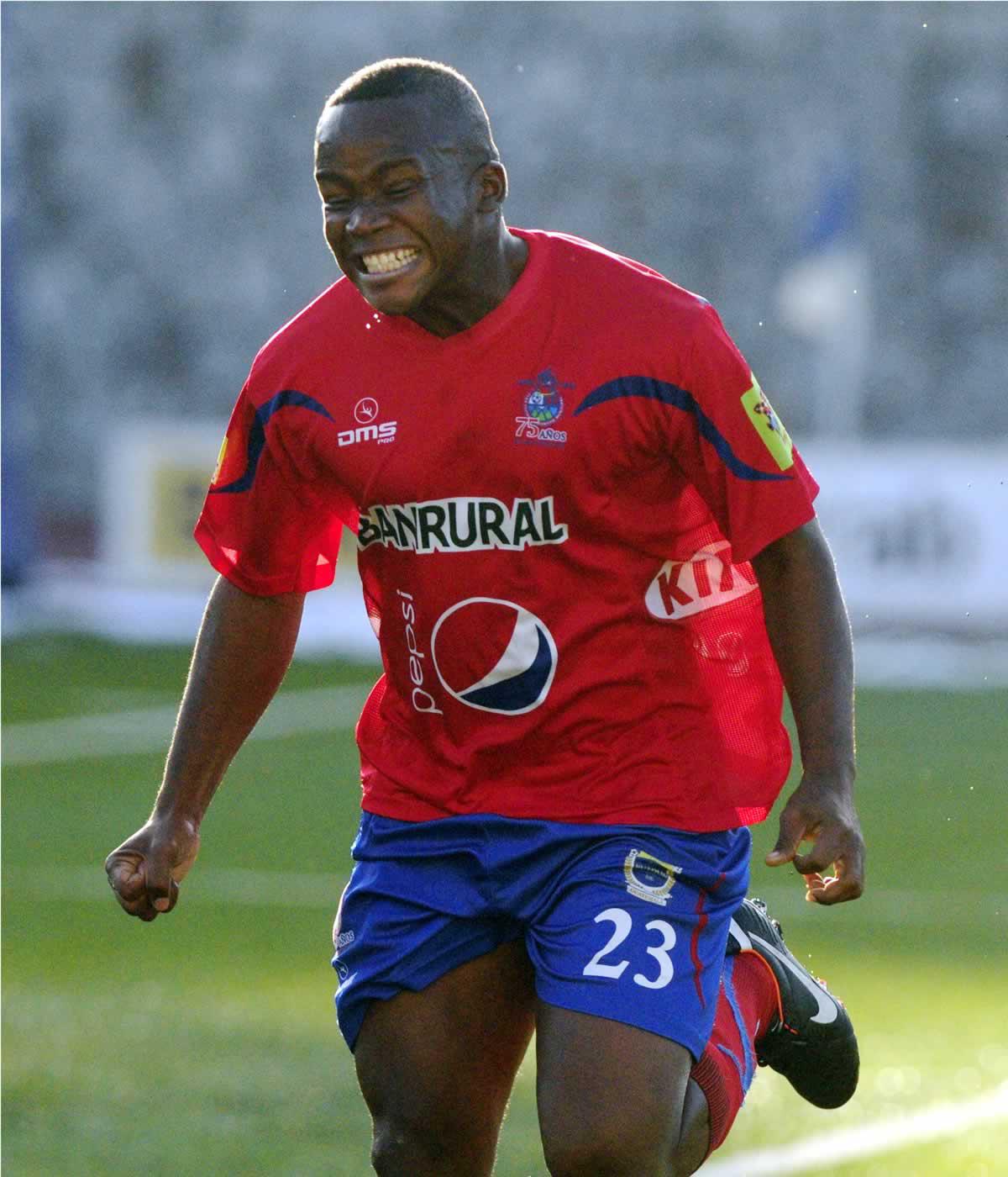 Darwin Oliva celebrando un gol con el Municipal de Guatemala.