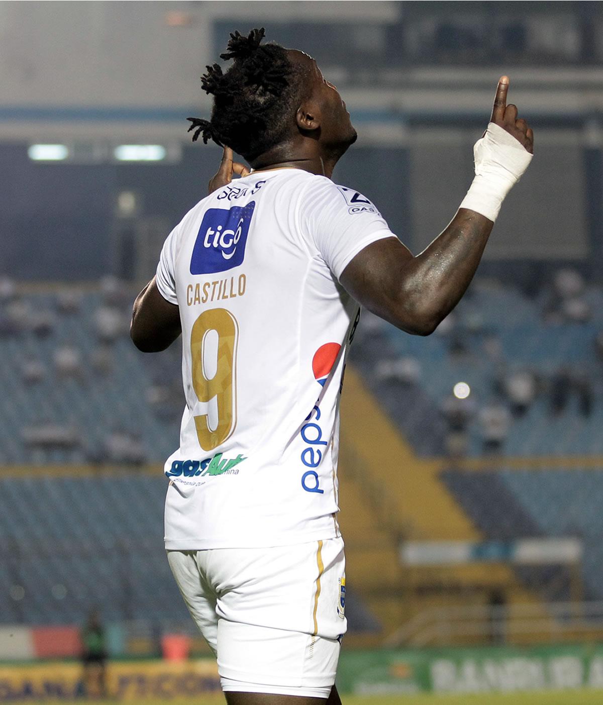 Rubilio Castillo festeja su golazo de cabeza para la victoria de Comunicaciones.